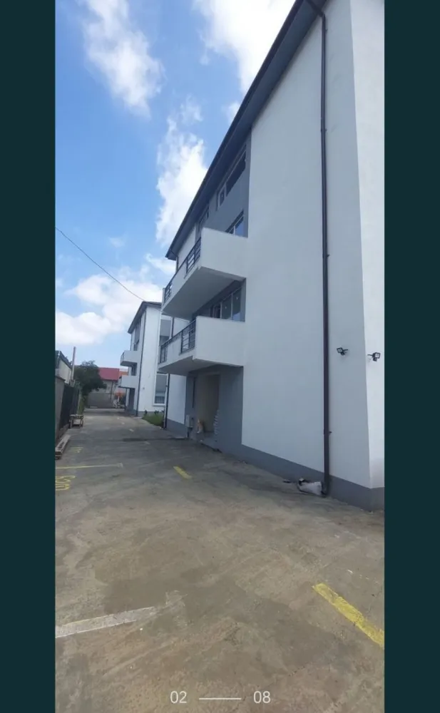 Proprietar Apartament 64 mp utili Constanta - apartamentele se afla la stadiul de alb cu toate utilitatile trase.

Direct de la dezvoltator ofer la vanzare intr un cartier Rezidential Apartamente si Garsoniere pe un teren de 3311 mp.
Sau Construit 2 blocuri P+3 cu amprenta de 400 mp fiecare bloc.

Locatarii blocurilor au urmatorele facilitati: locuri de parcare , locuri de biciclete , loc de joaca pentru copii , loc pentru pubele , spatiu verde,racordare la apa si canalizare , gaze , curent electric , Poarta electrica la intrare in curte.

Adresa blocurilor:str. Calafatului nr. 38 c

( cartier viile noi str.calafatului este intre str.comarnic si soseaua din vii )

#Apartamente 63 mp utili
Pret incepand de la 48.850 € la alb.

#Garsoniere 37 mp utili
Pret incepand de la 35.850 € la alb

Parcare contra cost

Apartamentele la alb se vor oferi in stadiul urmator ( pereti finisati pana la lavabil,pardoseala sapa elicopterizata,instalatii electrice , termice si sanitare,Usa la intrare si geamuri )

Apartamentele la cheie se vor oferi in stadiul urmator ( usi interioare si exterior,parchet , faianta ,gresie , centrala termica , radiatoare otel , lavabil alb pe pereti )

Nu ezitati sa sunati
Mai multe detalii la telefon
