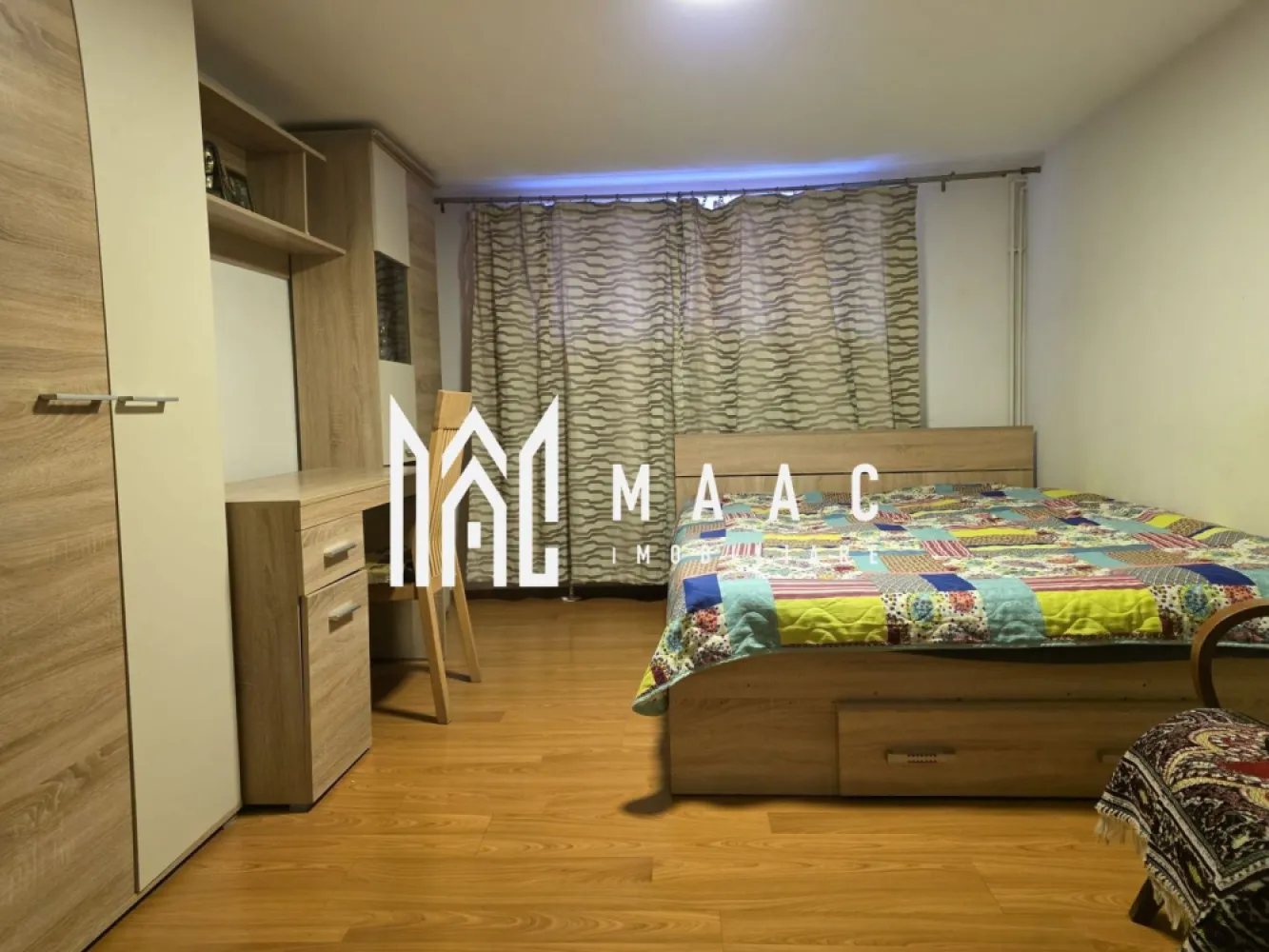 Casa 4 camere I Decomandata I Gradina I Lacul lui Binder - Maac Imobiliare va prezinta o casa superba cu 4 camere, cu regim de inaltime D+P+M, situata intr-o zona linistita de case din zona Tineretului/ Tiglari. Compartimentare: Demisol: Bucatarie complet mobilata si utilata, dormitor cu pat matrimonial, baie cu dus, debara, hol, casa scarii. Parter: Living, 2 dormitoare cu pat matrimonial, baie cu dus, hol spatios. Mansarda: Nu este amenajata, in momentul actual este folosita ca spatiu de depozitare si se intinde pe toata suprafata imobilului. Are intrare separata de restul locuintei. Locuinta beneficiaza si de o anexa cu o camera, baie cu cada, bucatarie de vara si debara ( necesita renovare ). Curte privata! Partea din jurul casei este pavata, iar partea din spate este amenajata ca gradina pentru legume. Incalzirea imobilului se face prin centrala cu lemne si calorifere ( costuri reduse la utilitati). Panouri fotovoltaice montate si functionale ( eficienta energetica ridicata ) . Casa este ideala pentru o familie oferind toate conditiile unui trai modern si confortabil. Zona are acces facil spre punctele de interes din oras, iar in apropiere exista magazine alimentare, farmacii, parcuri . Se vinde mobilata si utilata. Disponibila imediat. Se poate achizitiona atat prin fonduri proprii, cat si prin credit. Pentru mai multe detalii sau vizionari mentionati ID: CP2552572 }}