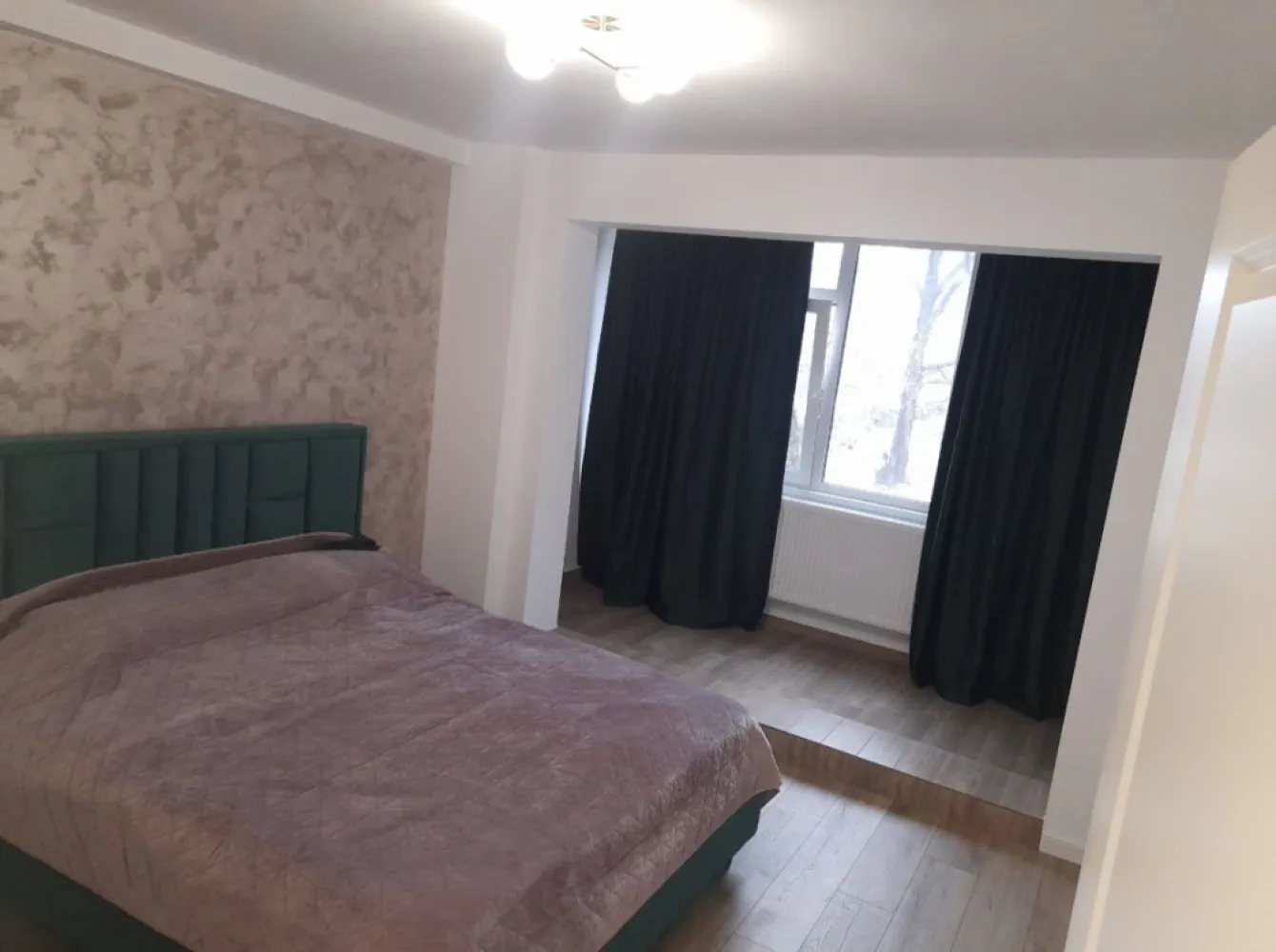 Ap 2 cam centru - Pers Fizica Vând Ap 2 cam Semi 60 mp Bd Ferdinand Nr 77 Bl A5 Sc A. Et 1. AP 6 Apartamentul este renovat cu mat de calitate Centrala Noua pe gaze !! Stucco Veneziano ! Mobilat Totul Nou Bucatarie Noua Ap este liber pt vizionare Gaze în ap Instalație sanitara schimbată. Central Actele preg pt Vânzare Termopan tripan Salamander Vedere Port În apropiere: Liceul Traian , Mega image ,Parc, Centrul Vechi