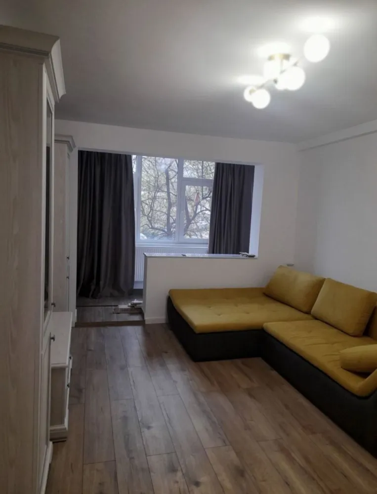 Ap 2 cam centru - Pers Fizica Vând Ap 2 cam Semi 60 mp Bd Ferdinand Nr 77 Bl A5 Sc A. Et 1. AP 6 Apartamentul este renovat cu mat de calitate Centrala Noua pe gaze !! Stucco Veneziano ! Mobilat Totul Nou Bucatarie Noua Ap este liber pt vizionare Gaze în ap Instalație sanitara schimbată. Central Actele preg pt Vânzare Termopan tripan Salamander Vedere Port În apropiere: Liceul Traian , Mega image ,Parc, Centrul Vechi