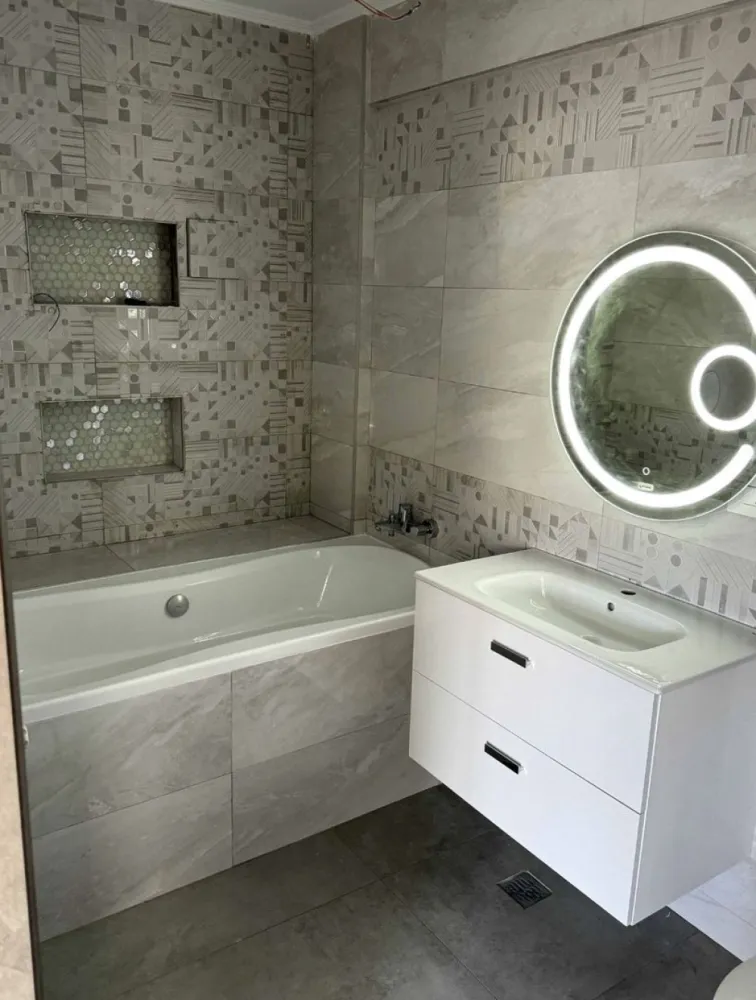 Ap 2 camere zona Elvila - Apartament 2 camere in suprafata utila totala 52,25 mp si suprafata costruita de 61,05 la etaj 1. ( living 28 mp). Balcon: suprafata: 8,80 1 loc de Parcare inclus acoperit. Cadastrabil. Baia complet utilata, functionala, cada functionala baterie GROHE, was toaleta functional GROHE, ventilator tubaj mare, Living + Dormitor decor Stuco di Perla, Brau din sticla bucatarie, Usi montate, Dormitor parchet pus + stuco pe perete. Prize si intrerupatoare pe touch. Plasa insecte tractabila usa balcon + geamuri. Interfon. Centrala pe gaze VAILLANT de buna calitate, perfect functionala(ruleaza in momentul de fata), Radiatoare din Aluminiu. Apartament FOARTE CALDUROS. LIFT. Bloc NOU. Pregatire pentru aer conditionat.(tevile trase prin perete doar montat) APA, LUMINA,GAZE total functionale - contracte ENEL si ENGIE facute pe persoana fizica(nu toti au este un plus). Toate materialele care s-au folosit au fost de calitate.