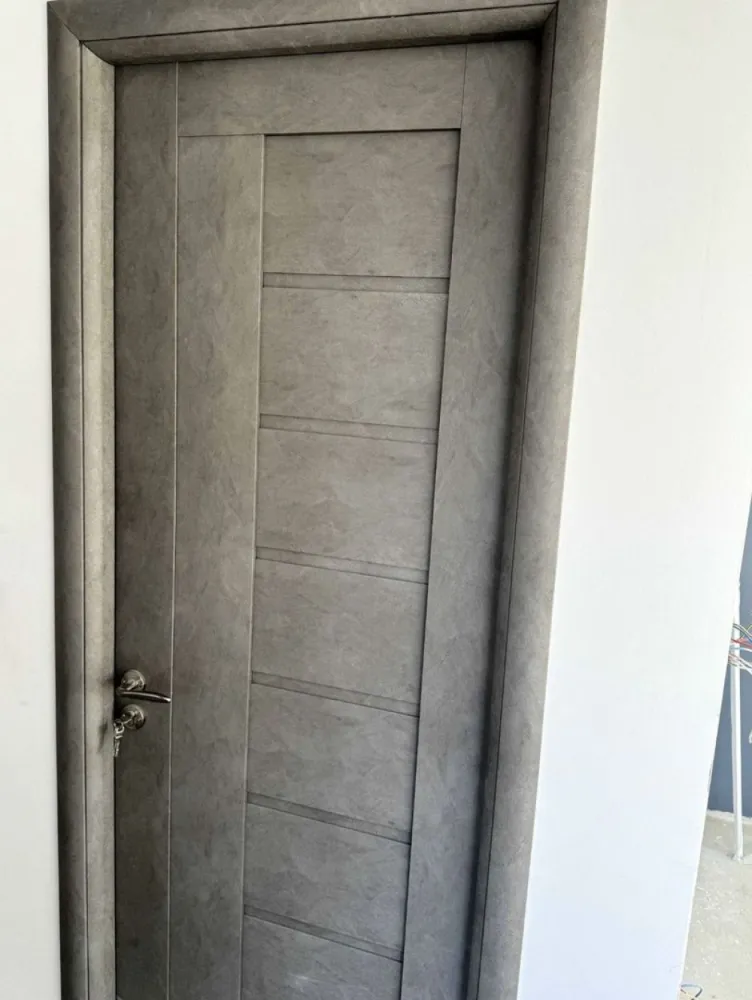 Ap 2 camere zona Elvila - Apartament 2 camere in suprafata utila totala 52,25 mp si suprafata costruita de 61,05 la etaj 1. ( living 28 mp). Balcon: suprafata: 8,80 1 loc de Parcare inclus acoperit. Cadastrabil. Baia complet utilata, functionala, cada functionala baterie GROHE, was toaleta functional GROHE, ventilator tubaj mare, Living + Dormitor decor Stuco di Perla, Brau din sticla bucatarie, Usi montate, Dormitor parchet pus + stuco pe perete. Prize si intrerupatoare pe touch. Plasa insecte tractabila usa balcon + geamuri. Interfon. Centrala pe gaze VAILLANT de buna calitate, perfect functionala(ruleaza in momentul de fata), Radiatoare din Aluminiu. Apartament FOARTE CALDUROS. LIFT. Bloc NOU. Pregatire pentru aer conditionat.(tevile trase prin perete doar montat) APA, LUMINA,GAZE total functionale - contracte ENEL si ENGIE facute pe persoana fizica(nu toti au este un plus). Toate materialele care s-au folosit au fost de calitate.