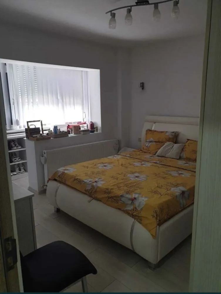 Apartament 2 camere - Direct proprietar vând apartament 2 camere sau schimb cu casa in (Cumpana/Lazu) Decomandat confort 0 57 mp Parter Cu următoarele Instalație electrica complet noua, Instalație sanitara complet noua Centrala gaze Ariston și calorifere noi Geamuri termopan tot apartamentul plus rulouri anti efracție la toate geamurile Izolație exterioara Usi noi întrare+camere Scurgere proprie (separata de ce-a a blocului] Mobila pe comanda de ce-a mai înaltă calitate si in (bucătărie+baie MDF VOPSIT) Electrocasnice (masina spalat vase-masina spălat rufe-cuptor electric ) Gradina în fata apartamentului (Nu este proprietate ) Este la 2 minute de mers pe jos de Lidl ,piața, stație Ratc , școală. Gradinita ,farmacie ,bănci , parc Zona km5 Rog și ofer seriozitate, mai multe detalii privat Mulțumesc