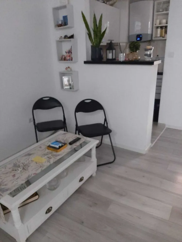Vând garsonieră zona Ostrovului Satu Mare - Garsonieră cu balcon, baie utilată, bucătărie utilată, mobilată, geamuri termopan, boiler electric, aer condiționat, cuptor electric, de curând renovată într-un stil modern.