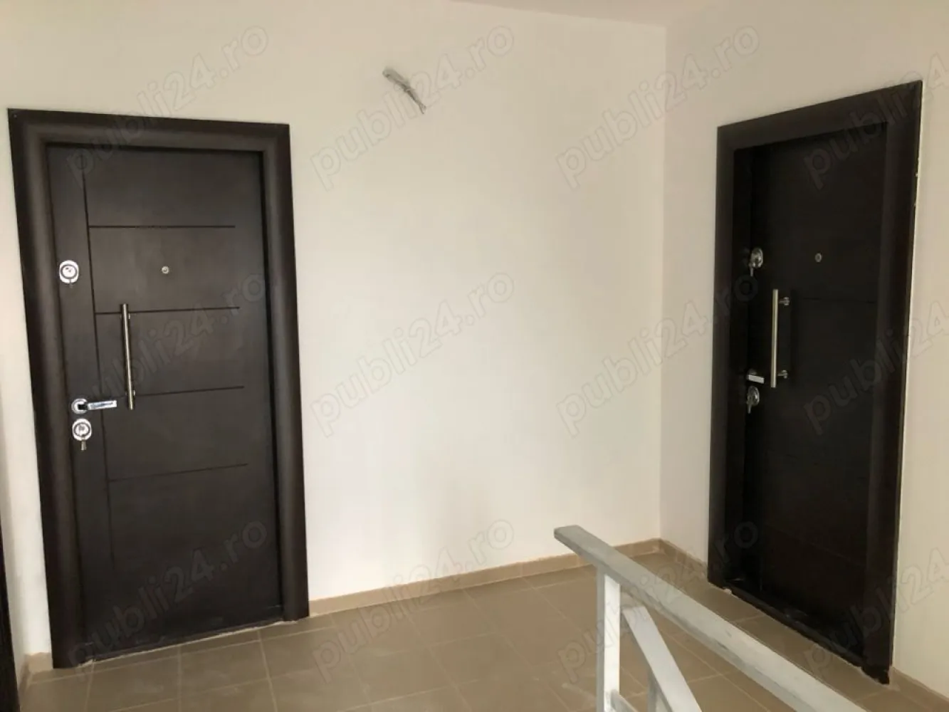 BRASADAS vinde ap 2 cam NOI Careiului. - Agentia Imobiliara BRASADAS vinde apartament cu doua camere cu suprafata 70,76 mp. Living Bucatarie 43,90 mp Dormitor 15,76 mp Baie 6,10 mp balcon 5 mp. 
Parcare Auto asfaltat inclus in pret cu poarta cu telecomanda ,interfon, incalzire in pardoseala geamuri termopan 

Apartamentul se afla pe str Careiului în imediată vecinătate a numeroase magazine restaurante și centre comerciale:
Auchan shopping ,shopping
city Satu Mare KFC Mcdonalds etc
Dispunem de apartamente :

3 camere 2 dormitoare living bucătărie închisă, baie și două balcoane tip terasa 96,8 mp.

Www.brasadas.com.