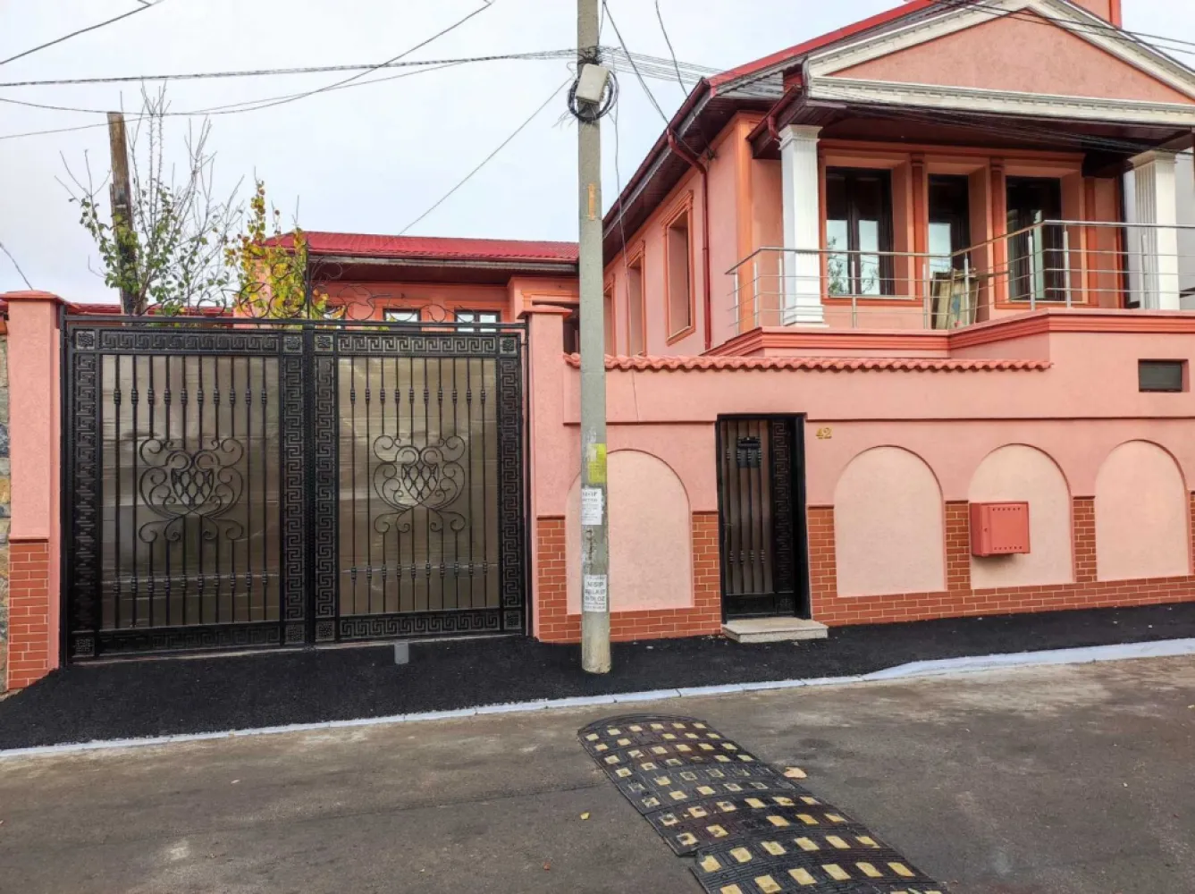 Vila Mobilata/Utilata Zona Intrarea Bucuresti Magurele Sector 5 Buc - De Vanzare Vila Utilata/Mobilata Recent Renovata Centrala Gaze pt fiecare etaj. Adresa Str.Intrarea Bucuresti Magurele sector 5 Bucuresti, Are toate utilitatile ,apa, gaze, canal, 2centrale..etc. Se vinde complet mobilata sau nemobilata Supafata teren 250mp. Suprafata construita Parter 110mp. Suprafata construita Etaj 131mp. Pt. Clienti Seriosi interesati, se pot trimite Schite Casa, mai multe poze si un Filmulet. Zona linistita si aerisita Casa este cu fata spre Sud,
 Pt. mai multe detali ma puteti contacta pe tlf./Si Whatsapp.! Nu raspund la Mail !