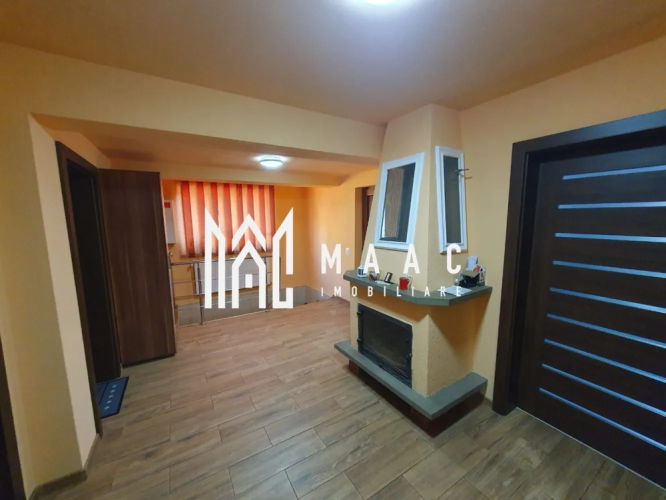 Casa 4 camere I Decomandata I Gradina I Lacul lui Binder - Maac Imobiliare va prezinta o casa superba cu 4 camere, cu regim de inaltime D+P+M, situata intr-o zona linistita de case din zona Tineretului/ Tiglari. Compartimentare: Demisol: Bucatarie complet mobilata si utilata, dormitor cu pat matrimonial, baie cu dus, debara, hol, casa scarii. Parter: Living, 2 dormitoare cu pat matrimonial, baie cu dus, hol spatios. Mansarda: Nu este amenajata, in momentul actual este folosita ca spatiu de depozitare si se intinde pe toata suprafata imobilului. Are intrare separata de restul locuintei. Locuinta beneficiaza si de o anexa cu o camera, baie cu cada, bucatarie de vara si debara ( necesita renovare ). Curte privata! Partea din jurul casei este pavata, iar partea din spate este amenajata ca gradina pentru legume. Incalzirea imobilului se face prin centrala cu lemne si calorifere ( costuri reduse la utilitati). Panouri fotovoltaice montate si functionale ( eficienta energetica ridicata ) . Casa este ideala pentru o familie oferind toate conditiile unui trai modern si confortabil. Zona are acces facil spre punctele de interes din oras, iar in apropiere exista magazine alimentare, farmacii, parcuri . Se vinde mobilata si utilata. Disponibila imediat. Se poate achizitiona atat prin fonduri proprii, cat si prin credit. Pentru mai multe detalii sau vizionari mentionati ID: CP2552572 }}