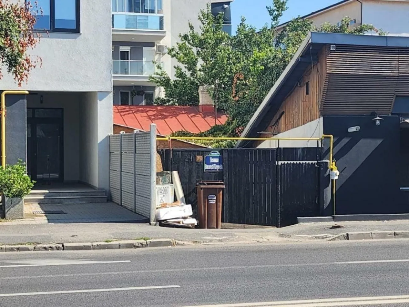 Proprietate/Teren de Vanzare- Bucuresti Sector 1- Bucuresti Targoviste 24 - Vreau sa va prezint o proprietate de vis, plina de pomi fructiferi, in care dupa cateva minute o sa te simti ca intr-un basm, plina de farmec si natura.
Se vinde proprietate teren+casa. Proprietatea are 430 mp cadastrati, dar neoficial 450 mp. Se intra din sosea(intrarea) pe o alee(aleea face parte din proprietatea) de 7 metri liniari (conform pozei), dupa ce s-a reazlizat accesul in prorpietate, deschiderea este de 19 metri linianri. Constructia(casa) se poate moderniza/renova - (au fost efectuate modernizari/renovari recent de catre proprietari, ea fiind din caramida, casa batraneasca, 4 camere) sau se poate demola pentru a construi o noua vila/casa sau un bloc(conform documentului atasat se poate construi casa / bloc P+4/5).Proprietatea are un vecin in fata(spatiu comercial,catering/sushi)
Proprietatea este racordata la gaze, curent, apa si canal plus fantana.
 Pentru documentarea mai amanuntita a posibilei viitoare constructii si a pozitei, plus altele, va rog sa cititi documentul oficial de la primaria sectorului 1, atasat.
PRETUL ESTE NEGOCIABIL