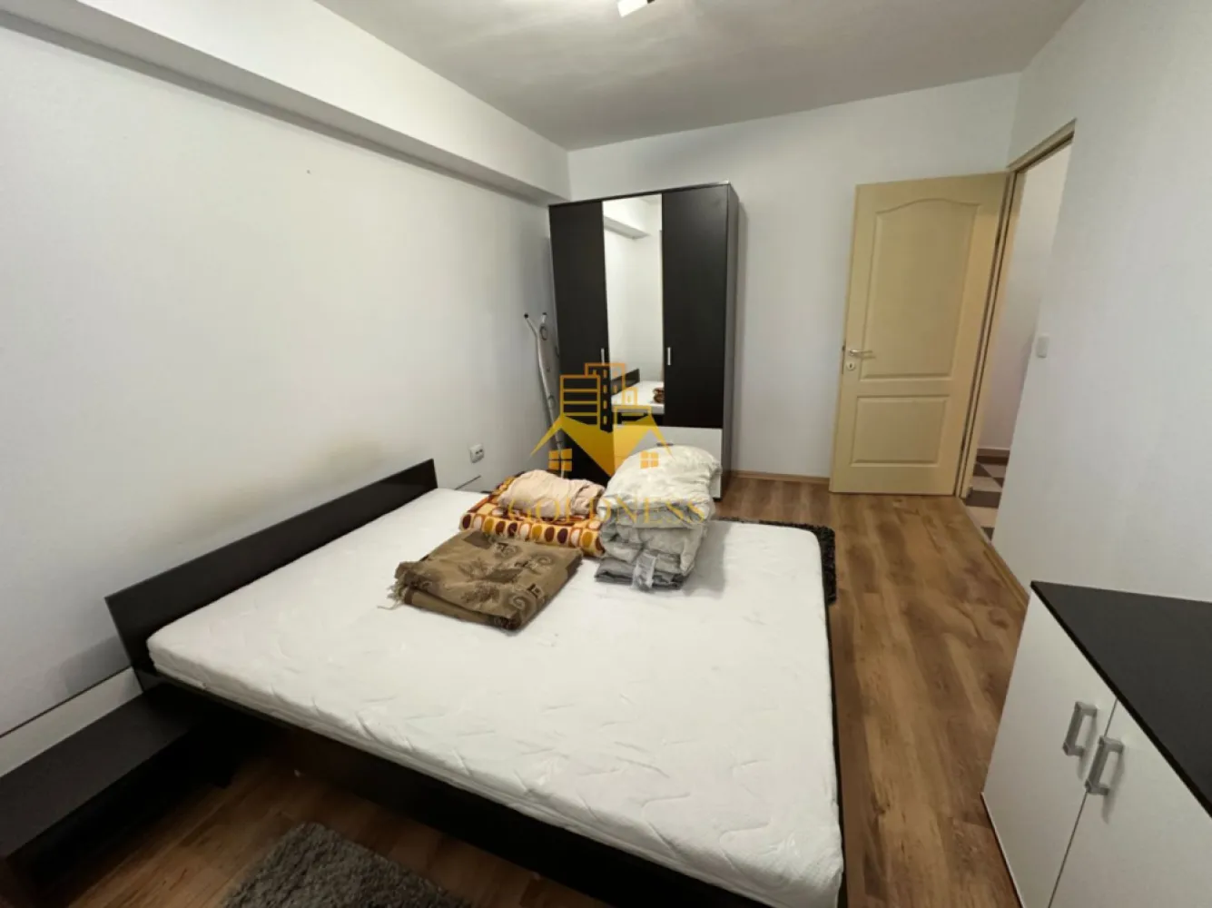 2 camere, Zorilor, Calea Turzii, Hotel Gala, Leroy Merlin, Panemar - GOLDNESS Imobiliare vă propune spre închiriere un apartament cu 2 camere complet mobilat și utilat, la Parter într-un imobil de 4 etaje, în Cartierul Zorilor.
Dispune de loc de parcare!
Se află în apropierea stațiilor de transport în comun, magazine, restaurante, spații verzi, farmacii, etc. 

Apartamentul este compartimentat astfel:
 - dormitor cu pat matrimonial, dressing, noptiere
 - living cu canapea extensibilă 
 - bucătărie complet utilată și mobilată, loc de servit masa 
 - baie cu cabina de dus, calorifer port prosop și dulap pentru depozitare.
 - terasa de 10 mp.

Imobilul este dotat cu toate cele necesare- centrală proprie, frigider, aragaz, hotă, mașină de spălat haine, etc. 

Dacă sunteți interesați de acest apartament și doriți să îl vizionați, dar și pentru alte oferte nu ezitați să ne contactați telefonic sau prin e-mail. Vă stăm la dispoziție!
Pentru intermediere se percepe un comision de 50% din prețul chiriei!