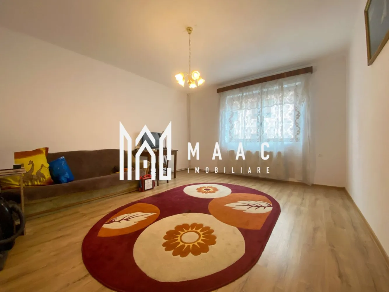 Casa tip Duplex 3 camere | Curte proprie | Piata Cibin - MAAC Imobiliare va prezinta o Casă tip Duplex cu 3 camere – situată in Zona Centrală, Piata Cibin. Localizare: Acces facil către punctele de interes din oraș, instituții, școli, centre comerciale și mijloace de transport. Caracteristici: Tip: casă de tip duplex, complet decomandată Suprafață utilă: 130 mp Suprafață totală teren: 200 mp Curte liberă: 80 mp An construcție: 1975 Deschidere la stradă: 13 ml Compartimentare pe nivele: Demisolul este compus dintr-o cameră, un spațiu de depozitare și o baie. Parterul include un living spațios, o bucătărie de 12 mp, un hol de 8 mp și o baie. Etajul este format din două dormitoare (unul de 22 mp și unul de 12 mp), un hol, o baie și acces în pod. Pod: Complet renovat, cu acoperiș și lemnărie noi, oferă posibilitatea de a amenaja încă o cameră și o baie. Spațiu comercial adiacent: Construit în anul 2005, izolat exterior, cu o suprafață utilă de 38 mp, acest spațiu poate fi închiriat pentru venit pasiv sau eliminat pentru extinderea curții. Avantaje: Posibilitate dublă de utilizare: rezidențială și/sau comercială. Pentru mai multe detalii precizati telefonic ca ati vazut anuntul cu ID: CP2552276 }}