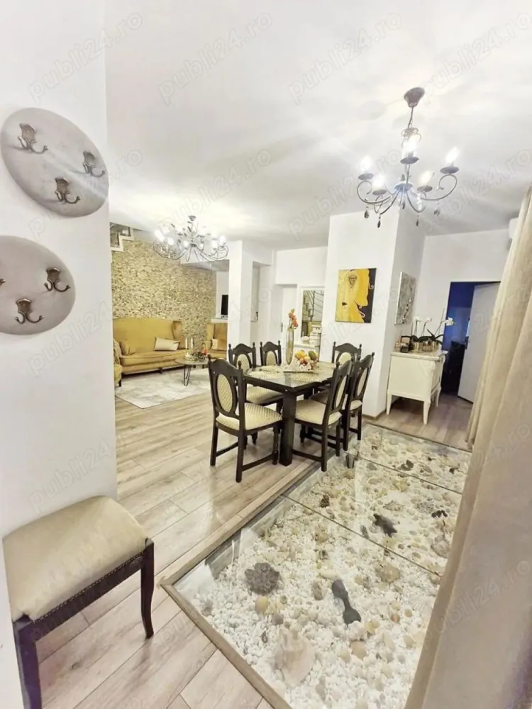 BRASADAS vinde ap 4 cam 130 mp in cladire istorica. - Agentia imobiliara BRASADAS vinde un apartament premium construit pe doua etaje cu suprafata totala de 130 mp. ce oferă combinația rară dintre farmecul unei clădiri istorice și confortul unei locuințe moderne, într-una dintre cele mai căutate zone din Satu Mare.
Are 4 camere spațioase, 2 băi generoase, o baie prevazuta cu duș si cealalta prevazuta cu cadă încastrată in podea.
Bucătărie elegantă, scară interioară, renovare premium, încălzire în pardoseală, centrală proprie, geamuri termopan, aer conditionat, sistem de supraveghere video.
Poziție excelentă: aproape de școli, licee, instituții și parcuri.
Www.brasadas.com.