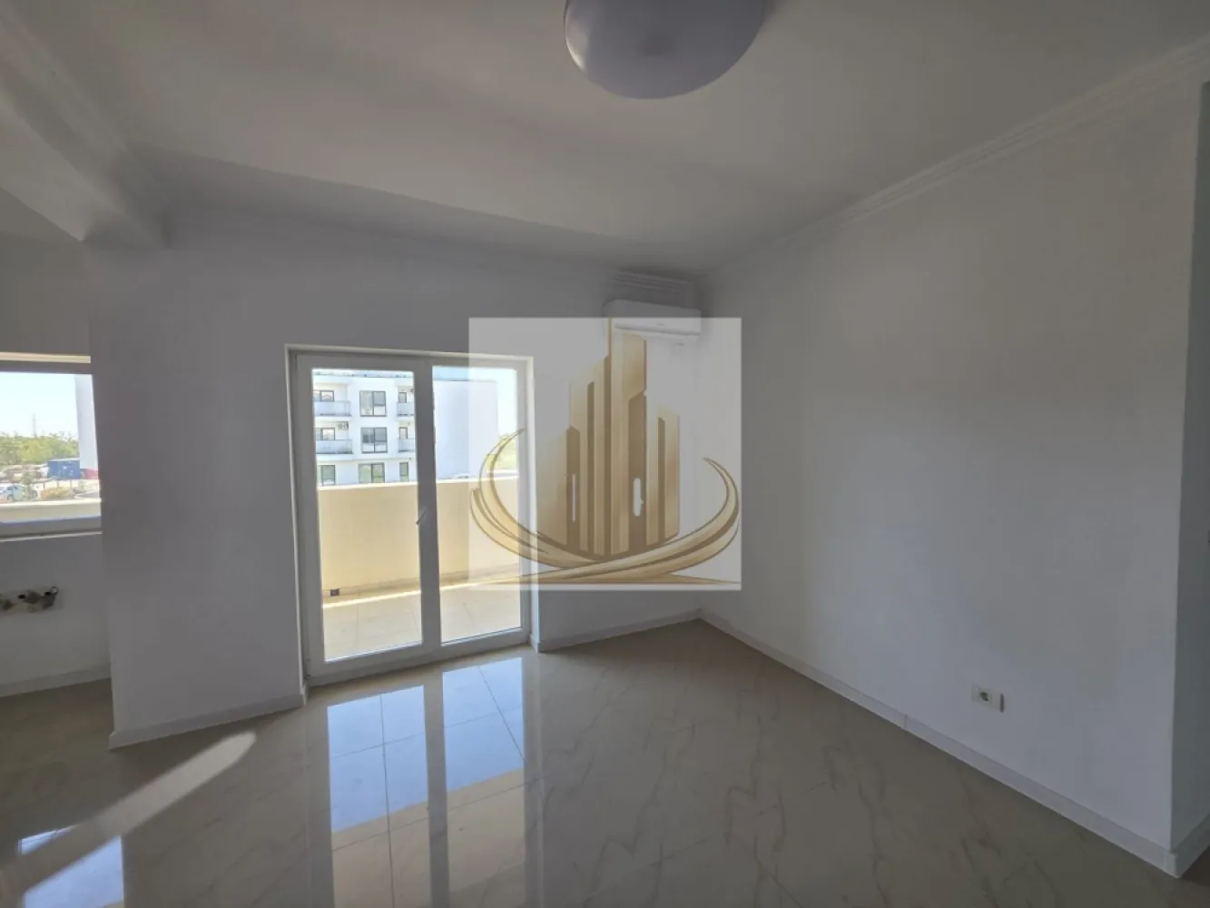 Apartament 3 camere, etaj 1, bloc nou, Zona Mehala - Grand Mobilis Imobiliare vă propune spre vânzare:

Apartament cu 3 camere, situat la etajul 1 al unui bloc nou, cu o suprafață utilă de 65 mp, la care se adaugă o terasă generoasă de 12 mp.

Caracteristici:

Încălzire în pardoseală
Aer condiționat
Compartimentare eficientă
Terasă spațioasă
Loc de parcare inclus în CF

Apartamentul se află într-un imobil nou, oferind confort sporit și finisaje moderne, ideal atât pentru locuit, cât și pentru investiție.

ID Intern CP3061174