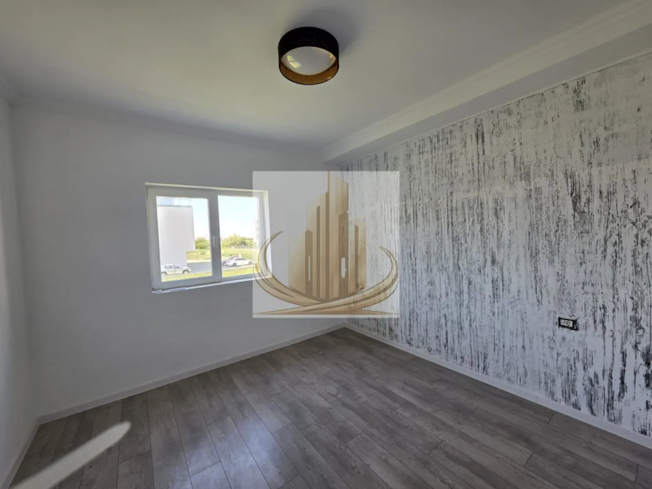 Apartament 3 camere, etaj 1, bloc nou, Zona Mehala - Grand Mobilis Imobiliare vă propune spre vânzare:

Apartament cu 3 camere, situat la etajul 1 al unui bloc nou, cu o suprafață utilă de 65 mp, la care se adaugă o terasă generoasă de 12 mp.

Caracteristici:

Încălzire în pardoseală
Aer condiționat
Compartimentare eficientă
Terasă spațioasă
Loc de parcare inclus în CF

Apartamentul se află într-un imobil nou, oferind confort sporit și finisaje moderne, ideal atât pentru locuit, cât și pentru investiție.

ID Intern CP3061174