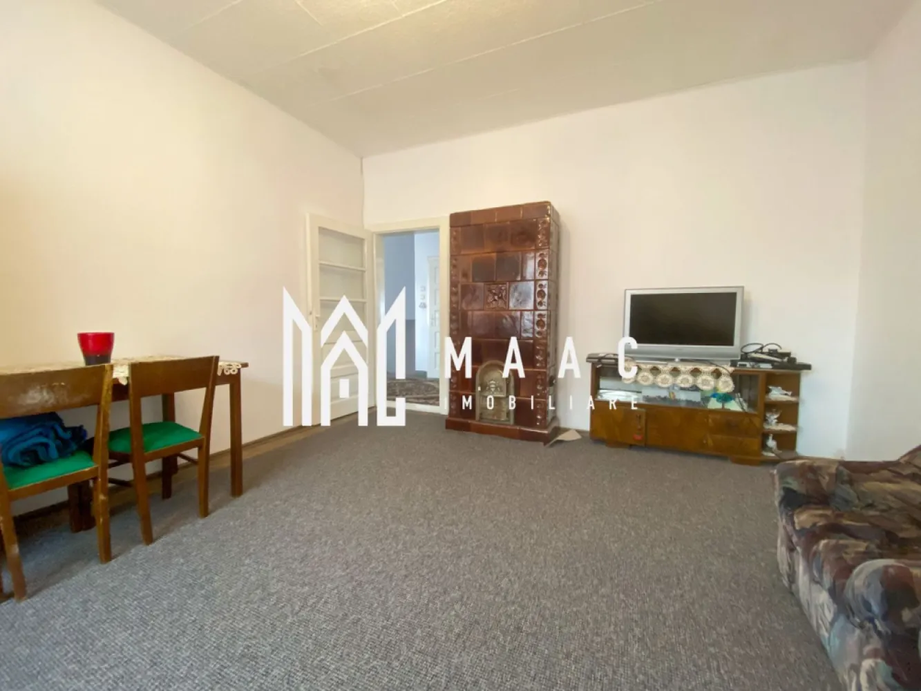 Casa tip Duplex 3 camere | Curte proprie | Piata Cibin - MAAC Imobiliare va prezinta o Casă tip Duplex cu 3 camere – situată in Zona Centrală, Piata Cibin. Localizare: Acces facil către punctele de interes din oraș, instituții, școli, centre comerciale și mijloace de transport. Caracteristici: Tip: casă de tip duplex, complet decomandată Suprafață utilă: 130 mp Suprafață totală teren: 200 mp Curte liberă: 80 mp An construcție: 1975 Deschidere la stradă: 13 ml Compartimentare pe nivele: Demisolul este compus dintr-o cameră, un spațiu de depozitare și o baie. Parterul include un living spațios, o bucătărie de 12 mp, un hol de 8 mp și o baie. Etajul este format din două dormitoare (unul de 22 mp și unul de 12 mp), un hol, o baie și acces în pod. Pod: Complet renovat, cu acoperiș și lemnărie noi, oferă posibilitatea de a amenaja încă o cameră și o baie. Spațiu comercial adiacent: Construit în anul 2005, izolat exterior, cu o suprafață utilă de 38 mp, acest spațiu poate fi închiriat pentru venit pasiv sau eliminat pentru extinderea curții. Avantaje: Posibilitate dublă de utilizare: rezidențială și/sau comercială. Pentru mai multe detalii precizati telefonic ca ati vazut anuntul cu ID: CP2552276 }}