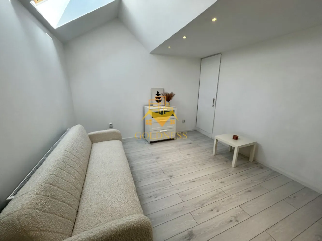 3 camere, modern, curte 105 mp, Parcul Central, Polivalenta, central - GOLDNESS Imobiliare vă propune spre închiriere o casa complet mobilata și utilata, situata in inima orasului.
Dispune de locuri de parcare in curte.
Se află în apropierea stațiilor de transport în comun, magazine, restaurante, spații verzi, farmacii, etc.

Apartamentul este compartimentat astfel:
- dormitor cu canapea extensibila, spatiu pentru depozitat, noptiere, comoda tv
- living cu canapea, comoda tv, spatiu pentru depozitat
- bucatarie complet utilată și mobilată, loc de servit masa
- doua bai cu cada, calorifer port prosop și dulap pentru depozitare.
La mansarda exista posibilitatea de a amenaja un dressing! 

Imobilul este dotat cu toate cele necesare- centrală proprie, frigider, plita, hotă, mașină de spălat haine, etc.

Dacă sunteți interesați de acest apartament și doriți să îl vizionați, dar și pentru alte oferte nu ezitați să ne contactați telefonic sau prin e-mail. Vă stăm la dispoziție!

Pentru intermediere se percepe un comision de 50% din prețul chiriei!