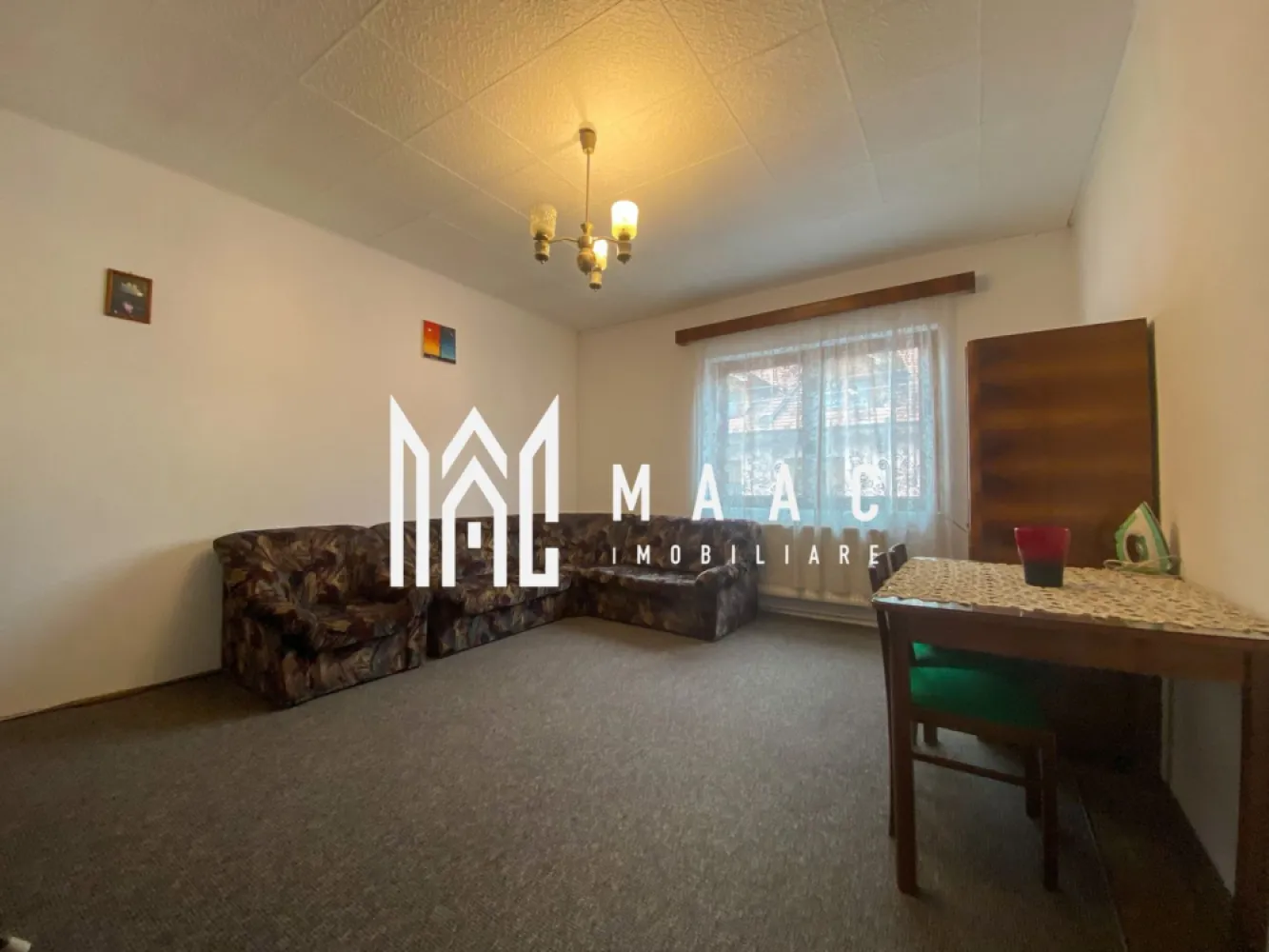 Casa tip Duplex 3 camere | Curte proprie | Piata Cibin - MAAC Imobiliare va prezinta o Casă tip Duplex cu 3 camere – situată in Zona Centrală, Piata Cibin. Localizare: Acces facil către punctele de interes din oraș, instituții, școli, centre comerciale și mijloace de transport. Caracteristici: Tip: casă de tip duplex, complet decomandată Suprafață utilă: 130 mp Suprafață totală teren: 200 mp Curte liberă: 80 mp An construcție: 1975 Deschidere la stradă: 13 ml Compartimentare pe nivele: Demisolul este compus dintr-o cameră, un spațiu de depozitare și o baie. Parterul include un living spațios, o bucătărie de 12 mp, un hol de 8 mp și o baie. Etajul este format din două dormitoare (unul de 22 mp și unul de 12 mp), un hol, o baie și acces în pod. Pod: Complet renovat, cu acoperiș și lemnărie noi, oferă posibilitatea de a amenaja încă o cameră și o baie. Spațiu comercial adiacent: Construit în anul 2005, izolat exterior, cu o suprafață utilă de 38 mp, acest spațiu poate fi închiriat pentru venit pasiv sau eliminat pentru extinderea curții. Avantaje: Posibilitate dublă de utilizare: rezidențială și/sau comercială. Pentru mai multe detalii precizati telefonic ca ati vazut anuntul cu ID: CP2552276 }}