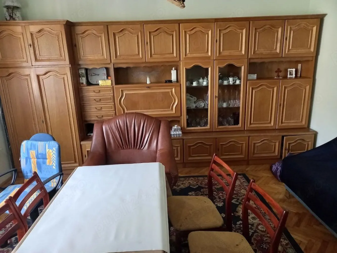Casa cu etaj 5 camere in Satu Mare - Vând casă cu etaj în Piața. N.Titulescu 300.000 Euro
Descriere : 
- Casa este situată la aproximativ 3m de gard și trotuar pentru cine apreciază .
- Beciul casei, spațios de peste 20mp;
- Parterul are 2 camere de peste 25mp, bucătărie peste 15mp, baie cu cabină de duș, hol spațios cu scări atât spre beci cât și spre etaj.
Din camera de la curte se ajunge pe terasa de 28mp, unde se află amenajată o bucătărie cu cele necesare funcțională și iarna.
- Etajul are 2 camere de peste 25mp, 1 cameră de peste 15mp, 1 baie cu cadă mare, hol mare cu urcare în pod și un spațiu pentru dressing.
- În curte există 3 anexe garaj mare, beci2 și depozit de lemne pentru termoșemineul de la parter.
- Casa a fost construită pe o fundație de piatră între anii 1976-1981 și a fost renovată total între anii 2015 2018, de la acoperiș până în beci.
- Casa are instalate panouri fotovoltaice de 6Kw cu invertor de 5Kw.
- La parter și la etaj în camerele dinspre curte există instalat aer condiționat.
- Casa este izolată cu polistiren de 12 cm.
- Încălzirea casei este realizată cu termoșemineul de la parter sau centrala pe gaz din bucătărie. Aerele condiționate fiind pe inverter fac și încălzire și răcoresc la nevoie.
Telefon. .