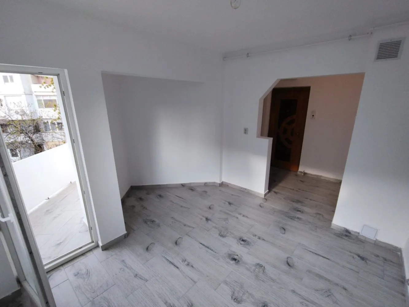 BRASADAS vinde ap 2 cam finisat Micro 16 etaj 2/4. - Agentia imobiliara BRASADAS vinde apartament spațios cu 2 camere situat la etajul 2/4 într-un bloc solid de cărămidă, într-o zonă liniștită și bine cotată din Micro 16.

Bucătărie generoasă, 2 holuri, baie, balcon, debara, beci uscat.

Centrală termică nouă (în garanție), aer condiționat nou, parchet laminat nou, faianță în baie și bucătărie, gresie în baie, bucătărie, holuri, balcon și debara, calorifere noi.

Scară curată, interfon, vecini liniștiți.
Apartamentul este ideal atât pentru locuit, cât și pentru investiție.

Www.brasadas.com.