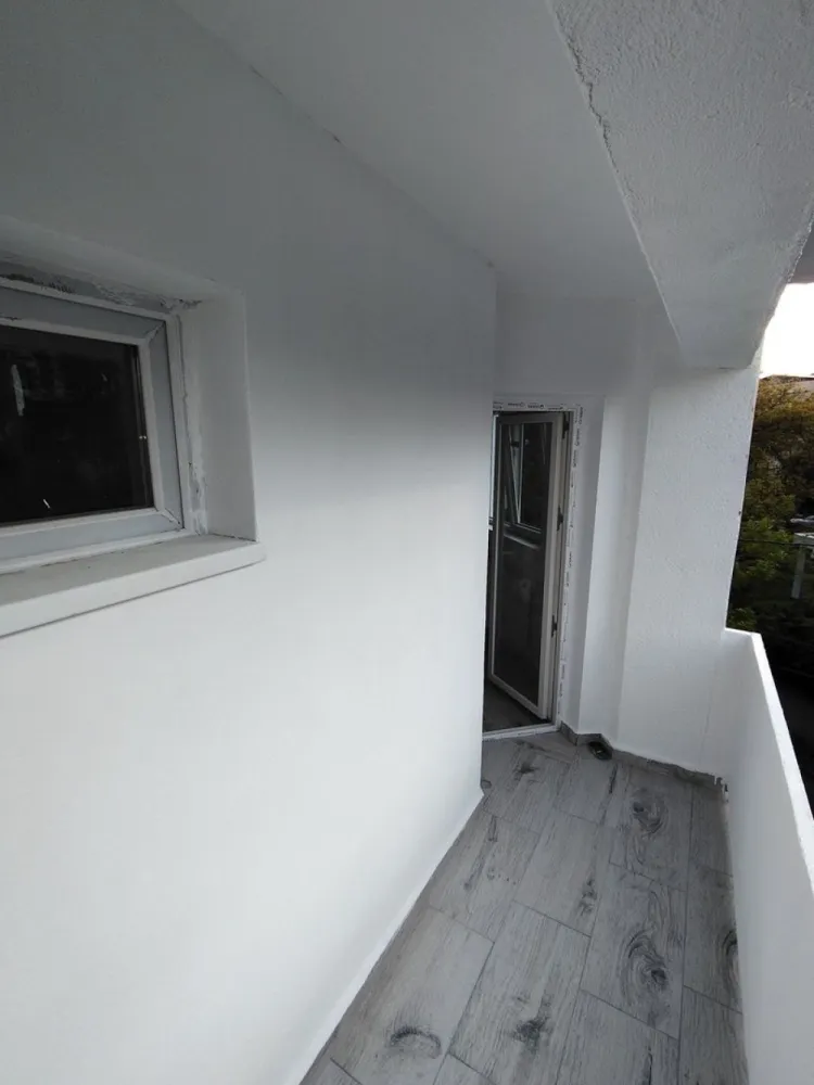 BRASADAS vinde ap 2 cam finisat Micro 16 etaj 2/4. - Agentia imobiliara BRASADAS vinde apartament spațios cu 2 camere situat la etajul 2/4 într-un bloc solid de cărămidă, într-o zonă liniștită și bine cotată din Micro 16.

Bucătărie generoasă, 2 holuri, baie, balcon, debara, beci uscat.

Centrală termică nouă (în garanție), aer condiționat nou, parchet laminat nou, faianță în baie și bucătărie, gresie în baie, bucătărie, holuri, balcon și debara, calorifere noi.

Scară curată, interfon, vecini liniștiți.
Apartamentul este ideal atât pentru locuit, cât și pentru investiție.

Www.brasadas.com.