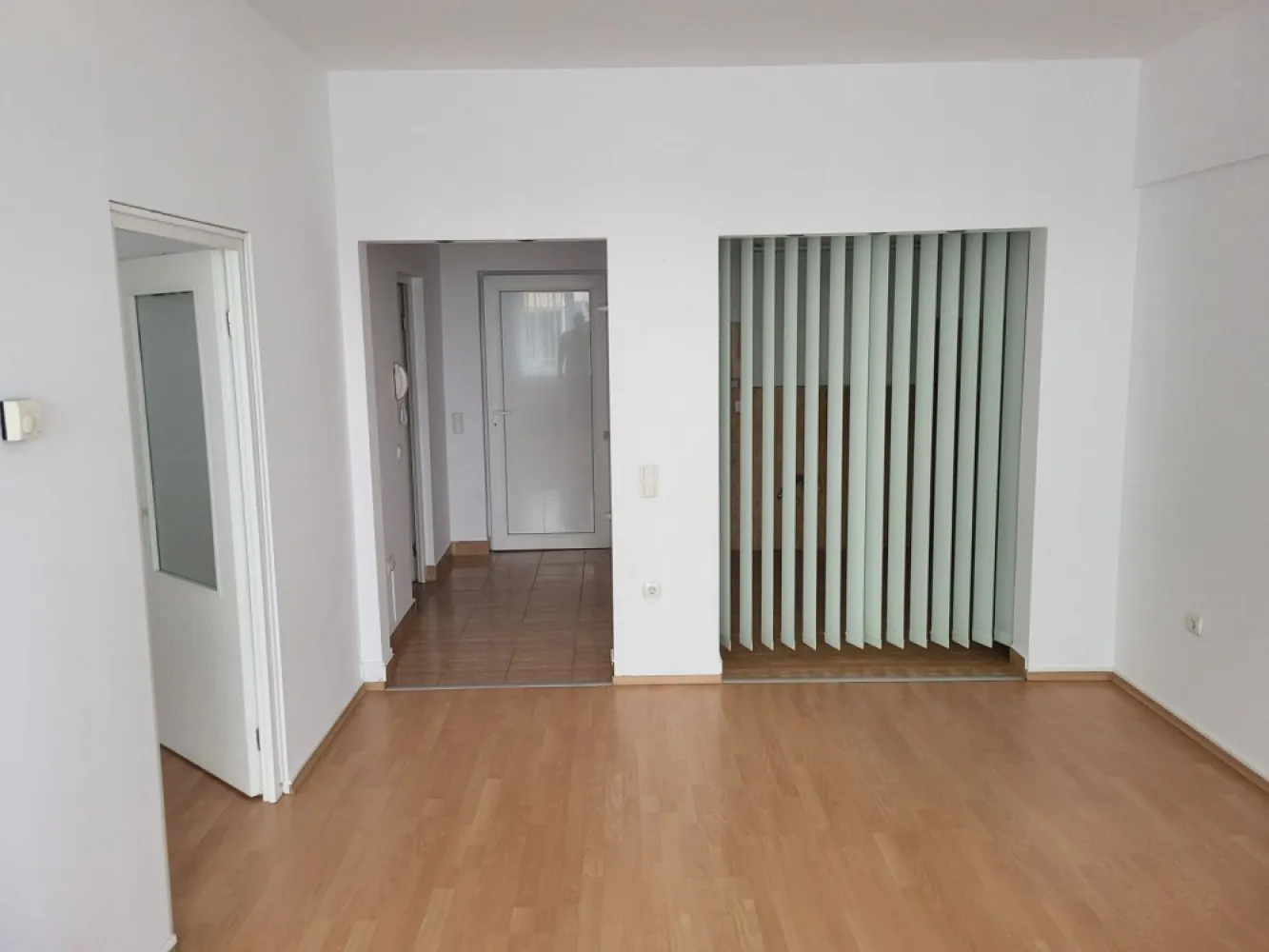 De vanzare apartament - De vanzare apartament, 2 camere, 46m2 utili, zona centrala, strada Corvinilor nr.5(langa Kaufland), situat la parter..Spatiul este ideal pentru birouri sau pentru locuit.Bloc construit in anul 2007, foarte aproape de toate facilitatile.Pentru mai multe detali la nr. de telefon.