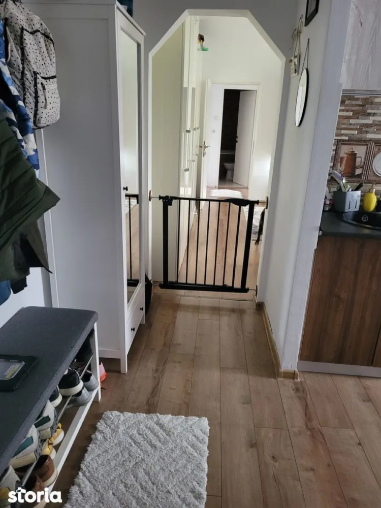 BRASADAS vinde ap 2 cam mobilat etaj 4/4. - Agentia imobiliara BRASADAS vinde apartament cu 2 camere semidecomandat, cu o suprafata totala de 57 mp, din care suprafata utila e de 52 mp.
Apartamentul dispune de 2 camere, bucatarie mare, 2 holuri, baie marita, balcon deschis amenajat frumos, parchet laminat peste tot, centrala termica Beretta,usa metalica, geamuri termopan, plasa de tantari peste tot, renovat in 2021.
Blocul este izolat,cu interfon,cu access la boxa de la intrare. Casa scarii este curata, intretinuta de o firma de curatenie. Aproape singuri la etaj,fara vecini. Nu are urme de infiltratie!Zona este una linistita,strada este sens unic,cu traffic redus.
Apartamentul se preda mobilat,dotat cu aer conditional, fara electrocasnicele mari (frigider,plita,cuptor,masina de spalat vase).
Www.brasadas.com.
