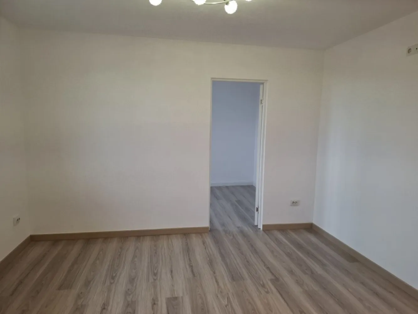 BRASADAS vinde ap 2 cam RENOVAT in Micro14 etaj 4/4. - Agentia imobiliara BRASADAS vinde apartament in Micro14 etajul 4/4 recent renovat de la A la Z.
Apartamentul este dotat cu centrala pe gaz si calorifere noi, geamuri termopan, usi noi ,sistemul electric nou, instalatii sanitare noi.
Izolație exterioara cu polistiren 10cm, acoperișul hidroizolat recent.
Zona foarte liniștită, ideal pentru locuit sau închiriat, în apropriere de Spitalul Județean, Piața Someș, Mall, gradinita, creșă.
Www.brasadas.com.