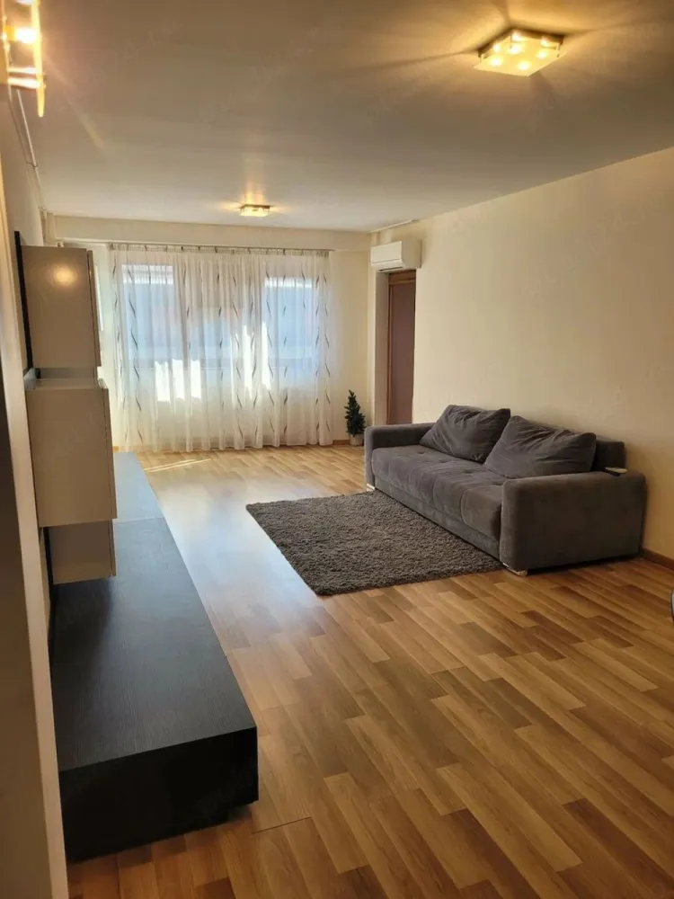 BRASADAS vinde a 2 cam CENTRU et. 2 bloc nou 70 mp utilat. - Agentia imobiliara BRASADAS vinde apartament NOU cu 2 camere, lux in CENTRU etaj 2 complet MOBILAT si UTILAT, 70 mp in constructie 2015 cu 2 camere semidecomandate, din care living cu bucatarie, baie cu geam, balcon tip terasa deschis, debara pentru depozitare sau wc serviciu, interfon, gresie, faianta, parchet laminat, microcentrala, aer conditionat, pereti finisati, instalatii electrice si sanitare noi, geamuri termopan, usi interioara de lemn si metalica la intrare, interfon; Mobilier: bucataria cu corpuri de mobilier, figider, plita, hota si cuptor electrice, cuptor cu microunde, bar cu scaune, sufragerie cu canapea, corpuri de sufragerie; dormitor cu pat matrimonial, noptiere, dulap cu 3 usi tip dressing, baia cu instalatii noi: cabina cu dus, chiuveta, dulap, oglinda si wc, masina de spalat.
Www.brasadas.com.