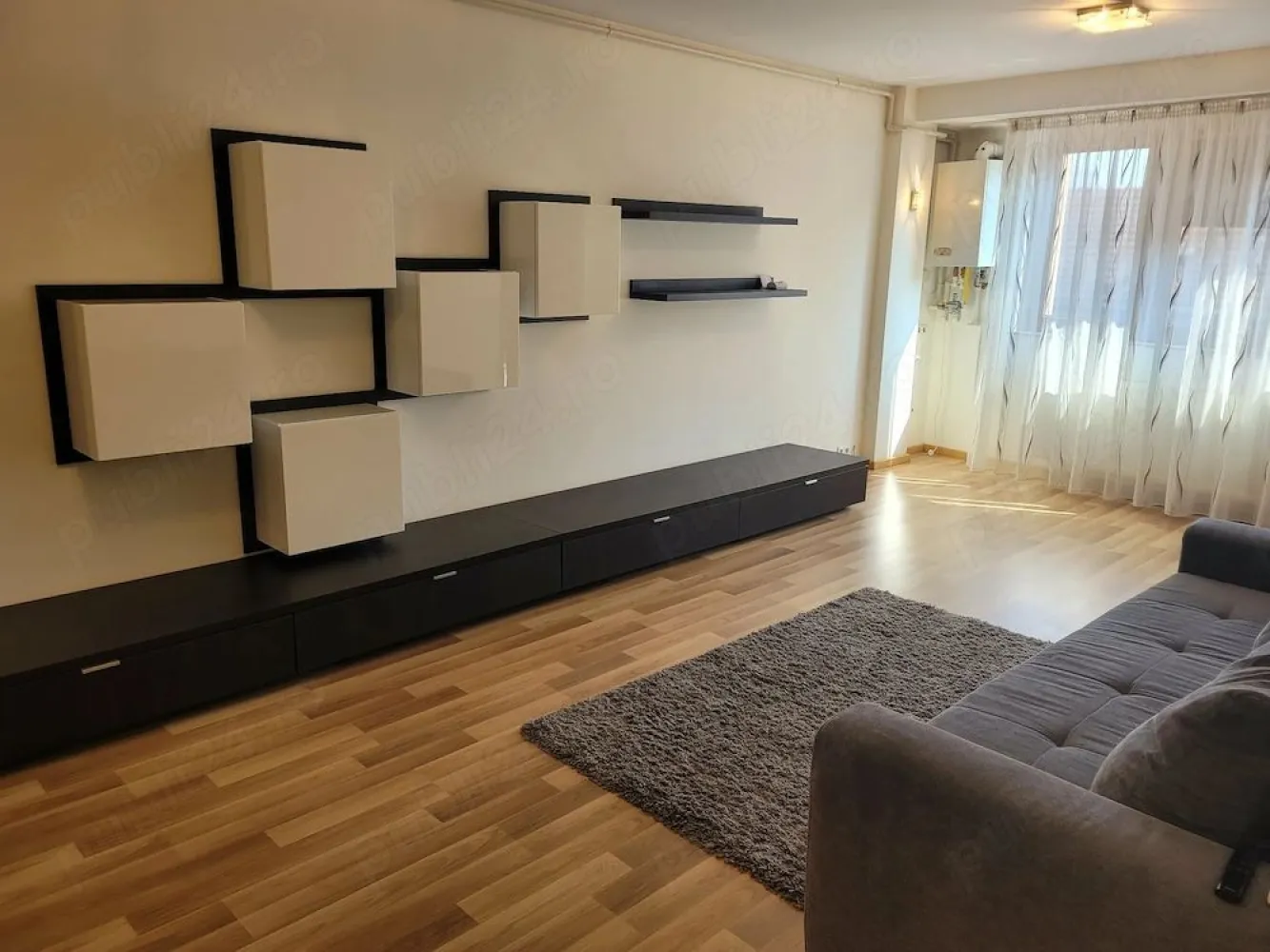 BRASADAS vinde a 2 cam CENTRU et. 2 bloc nou 70 mp utilat. - Agentia imobiliara BRASADAS vinde apartament NOU cu 2 camere, lux in CENTRU etaj 2 complet MOBILAT si UTILAT, 70 mp in constructie 2015 cu 2 camere semidecomandate, din care living cu bucatarie, baie cu geam, balcon tip terasa deschis, debara pentru depozitare sau wc serviciu, interfon, gresie, faianta, parchet laminat, microcentrala, aer conditionat, pereti finisati, instalatii electrice si sanitare noi, geamuri termopan, usi interioara de lemn si metalica la intrare, interfon; Mobilier: bucataria cu corpuri de mobilier, figider, plita, hota si cuptor electrice, cuptor cu microunde, bar cu scaune, sufragerie cu canapea, corpuri de sufragerie; dormitor cu pat matrimonial, noptiere, dulap cu 3 usi tip dressing, baia cu instalatii noi: cabina cu dus, chiuveta, dulap, oglinda si wc, masina de spalat.
Www.brasadas.com.