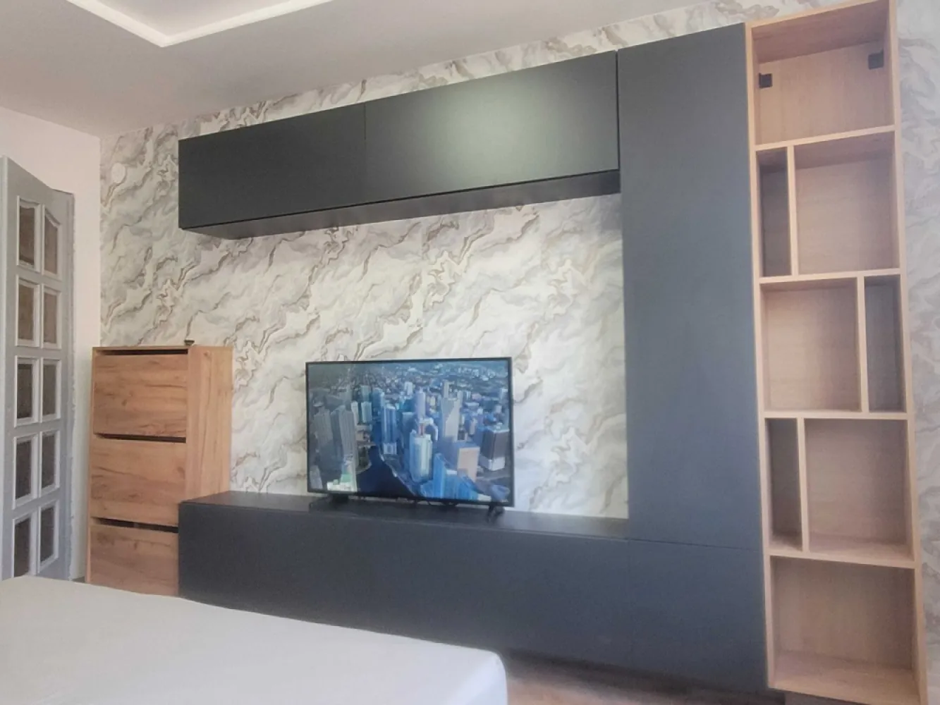 BRASADAS vinde ap 2 cam etaj 3/4 Closca, renovat, modificat. - Agentia imobiliara BRASADAS vinde apartament cu 2 camere pe Closca la etajul 3/4.
Renovat complet, modificari ,toate electrocasnice noi! 
Frigider mare!are geam la baie,balcon inchis,parchet de calitate,centrala noua,calorifere moderne noi.
Www.brasadas.com.