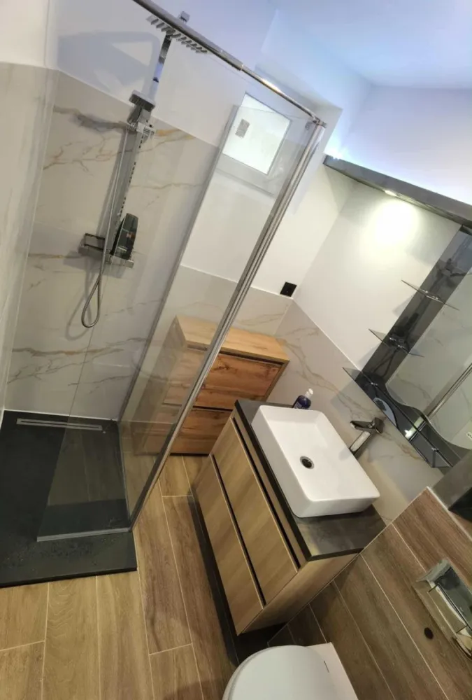 BRASADAS vinde ap 2 cam etaj 3/4 Closca, renovat, modificat. - Agentia imobiliara BRASADAS vinde apartament cu 2 camere pe Closca la etajul 3/4.
Renovat complet, modificari ,toate electrocasnice noi! 
Frigider mare!are geam la baie,balcon inchis,parchet de calitate,centrala noua,calorifere moderne noi.
Www.brasadas.com.