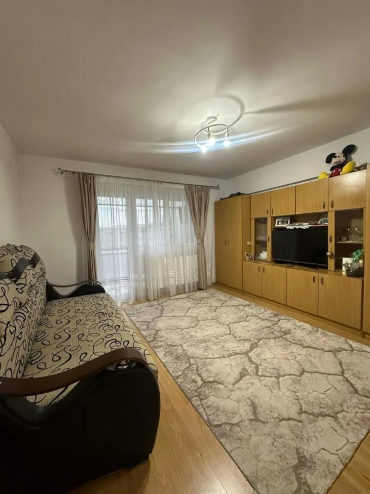 Apartament 2 camere de vânzare, semidecomandat - Apartament 2 camere, semidecomandat, 50 mp, situat la etajul 4, disponibil spre vânzare.

Se vinde complet mobilat, cu toată mobila din locuință inclusă, fiind gata de locuit imediat, fără investiții suplimentare.

Apartamentul este bine întreținut și oferă un spațiu confortabil și practic.

Zona este avantajoasă, cu acces rapid la mijloace de transport, magazine și zone de relaxare din apropiere.

Se acceptă și schimb cu alt imobil (apartament cu 3 camere), plus diferență (în funcție de ofertă).

Pentru mai multe detalii sau programarea unei vizionări, mă puteți contacta de preferat prin mesaj.