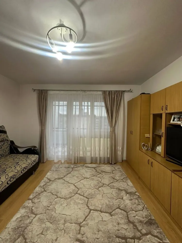 Apartament 2 camere de vânzare, semidecomandat - Apartament 2 camere, semidecomandat, 50 mp, situat la etajul 4, disponibil spre vânzare.

Se vinde complet mobilat, cu toată mobila din locuință inclusă, fiind gata de locuit imediat, fără investiții suplimentare.

Apartamentul este bine întreținut și oferă un spațiu confortabil și practic.

Zona este avantajoasă, cu acces rapid la mijloace de transport, magazine și zone de relaxare din apropiere.

Se acceptă și schimb cu alt imobil (apartament cu 3 camere), plus diferență (în funcție de ofertă).

Pentru mai multe detalii sau programarea unei vizionări, mă puteți contacta de preferat prin mesaj.