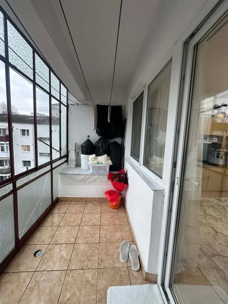 Apartament 2 camere de vânzare, semidecomandat - Apartament 2 camere, semidecomandat, 50 mp, situat la etajul 4, disponibil spre vânzare.

Se vinde complet mobilat, cu toată mobila din locuință inclusă, fiind gata de locuit imediat, fără investiții suplimentare.

Apartamentul este bine întreținut și oferă un spațiu confortabil și practic.

Zona este avantajoasă, cu acces rapid la mijloace de transport, magazine și zone de relaxare din apropiere.

Se acceptă și schimb cu alt imobil (apartament cu 3 camere), plus diferență (în funcție de ofertă).

Pentru mai multe detalii sau programarea unei vizionări, mă puteți contacta de preferat prin mesaj.