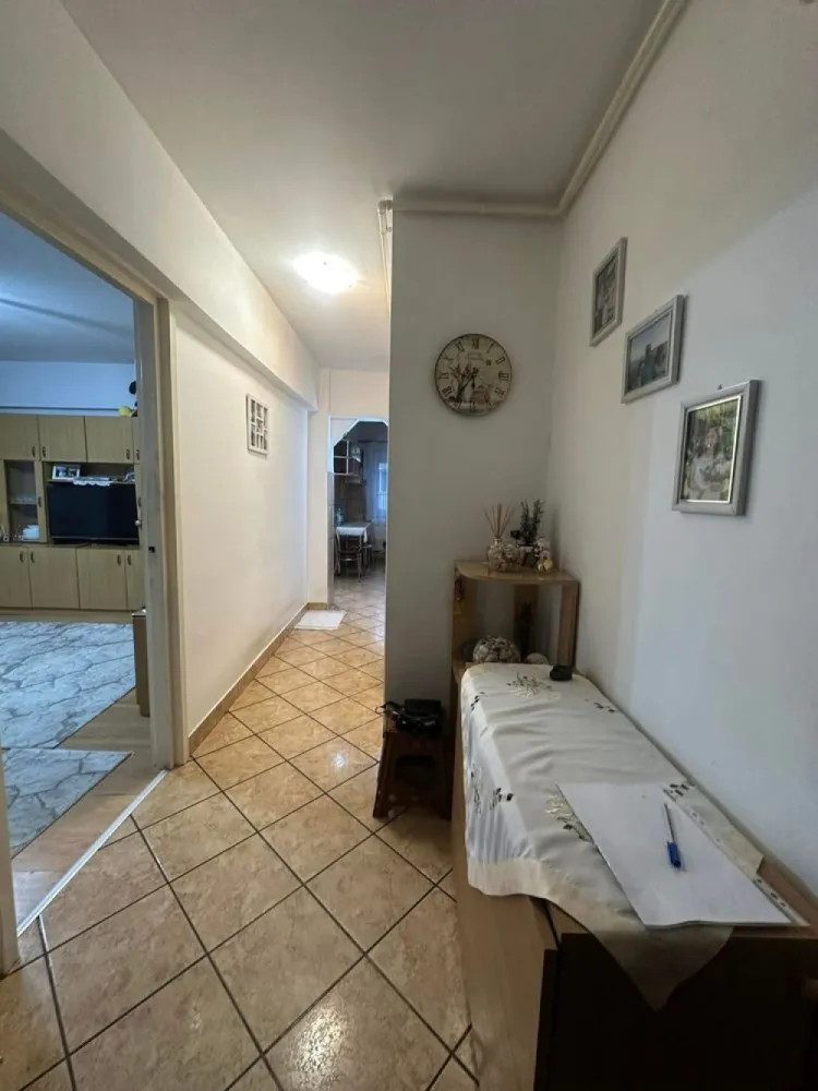 Apartament 2 camere de vânzare, semidecomandat - Apartament 2 camere, semidecomandat, 50 mp, situat la etajul 4, disponibil spre vânzare.

Se vinde complet mobilat, cu toată mobila din locuință inclusă, fiind gata de locuit imediat, fără investiții suplimentare.

Apartamentul este bine întreținut și oferă un spațiu confortabil și practic.

Zona este avantajoasă, cu acces rapid la mijloace de transport, magazine și zone de relaxare din apropiere.

Se acceptă și schimb cu alt imobil (apartament cu 3 camere), plus diferență (în funcție de ofertă).

Pentru mai multe detalii sau programarea unei vizionări, mă puteți contacta de preferat prin mesaj.