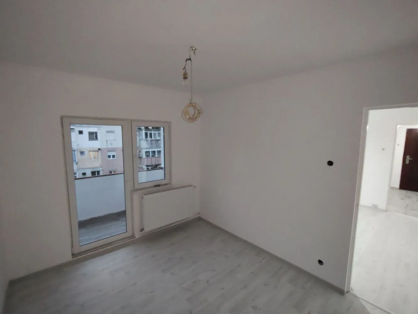 BRASADAS vinde ap 2 cam FINISAT Micro 15 etaj 3/4.