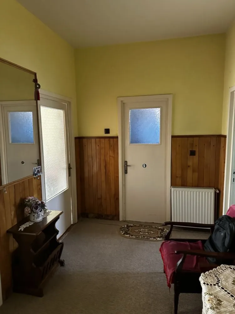 BRASADAS vinde ap 3cam etaj 1 in CENTRU. - Agentia imobiliara BRASADAS vinde apartament cu 3 camere situat la etajul 1/4 al unui bloc in zona CENTRALA.
Compartimentarea este decomandată, oferind un spațiu generos și bine structurat. 
Pardoselile sunt din lemn în living și dormitoare, iar bucătăria are plăci ceramice. 
Camerele beneficiază de lumină naturală abundentă, cu feronerie albă pe pereți.
Locația este foarte convenabilă, fiind într-o zonă urbană activă, aproape de centre culturale și de divertisment. Te poți bucura de restaurante, cafenele și baruri în apropiere, cum ar fi Pizzeria Gemeli și Artisan Coffee & Wine. Parcurile din jur, precum Parcul Promenada Someș, oferă un spațiu verde pentru relaxare. Transportul public este accesibil, cu stații de autobuz la câțiva pași.
Dacă te interesează acest apartament, nu ezita să ne contactezi pentru mai multe informații.
Curte comună,Garaj spațios,pivniță și uscătorie.
Www.brasadas.com.