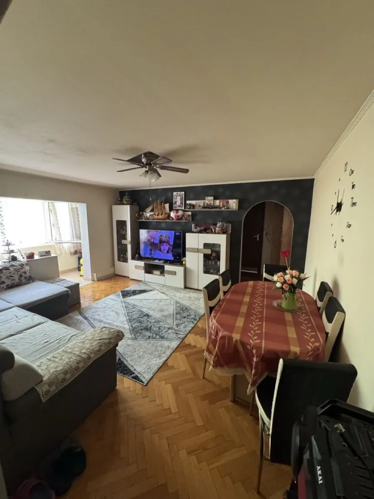 Apartament 3 camere micro 16 - Se oferă spre vânzare un apartament de 3 camere, cu suprafață utilă de 66 mp, situat în cartierul Micro 16, la etajul 2, într-o zonă liniștită și bine poziționată. Locuința are o compartimentare practică, cu două băi, living spațios cu balcon închis, bucătărie separată și două dormitoare, fiind potrivită pentru o familie, oferind confort și spațiu bine organizat.

Apartamentul beneficiază de o poziționare foarte bună, având în apropiere parc, magazine și stație de autobuz, ceea ce oferă acces la toate facilitățile necesare.

În plus, proprietatea dispune de două beciuri pentru depozitare și un loc de parcare rezervat. Se vinde parțial mobilat, o parte din mobilier rămânând în apartament.

Prețul este de 90.000 euro, negociabil.
Pentru mai multe informatii nu ezitați sa contactați telefonic