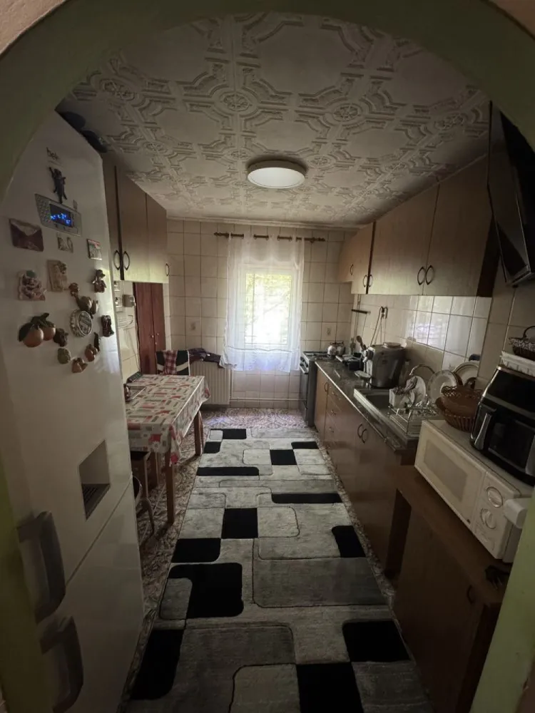 Apartament 3 camere micro 16 - Se oferă spre vânzare un apartament de 3 camere, cu suprafață utilă de 66 mp, situat în cartierul Micro 16, la etajul 2, într-o zonă liniștită și bine poziționată. Locuința are o compartimentare practică, cu două băi, living spațios cu balcon închis, bucătărie separată și două dormitoare, fiind potrivită pentru o familie, oferind confort și spațiu bine organizat.

Apartamentul beneficiază de o poziționare foarte bună, având în apropiere parc, magazine și stație de autobuz, ceea ce oferă acces la toate facilitățile necesare.

În plus, proprietatea dispune de două beciuri pentru depozitare și un loc de parcare rezervat. Se vinde parțial mobilat, o parte din mobilier rămânând în apartament.

Prețul este de 90.000 euro, negociabil.
Pentru mai multe informatii nu ezitați sa contactați telefonic