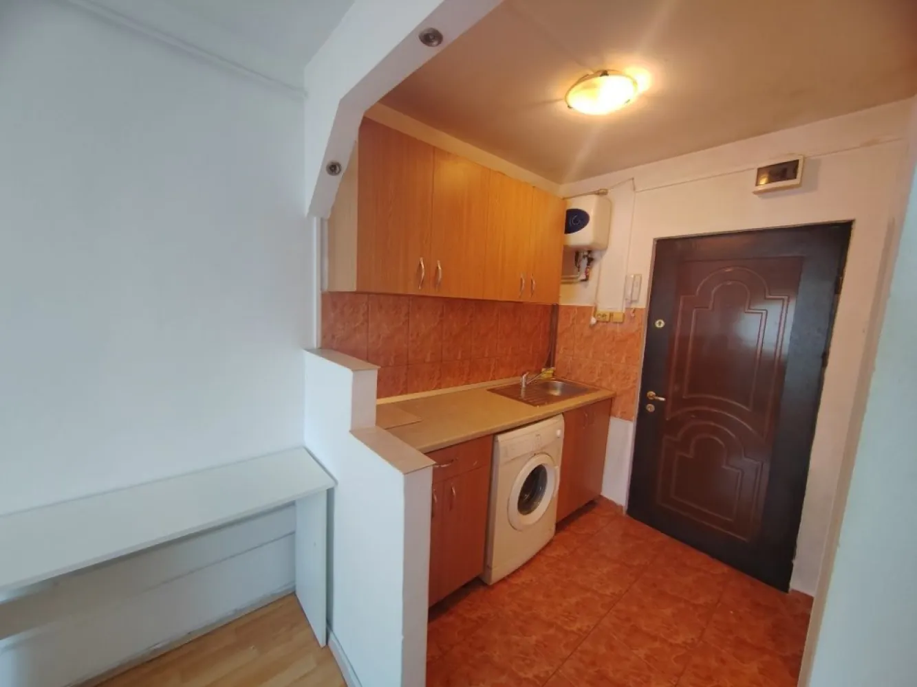 BRASADAS vinde garsonieră in Micro 17 la etajul 4/4. - Vând garsonieră situată în Micro 17 la etajul 4/4. Suprafață 17mp. Utilități :apă, gaz, curent. 
Mobilat-utilat. Ideală pentru investiție. 
Www.brasadas.com.