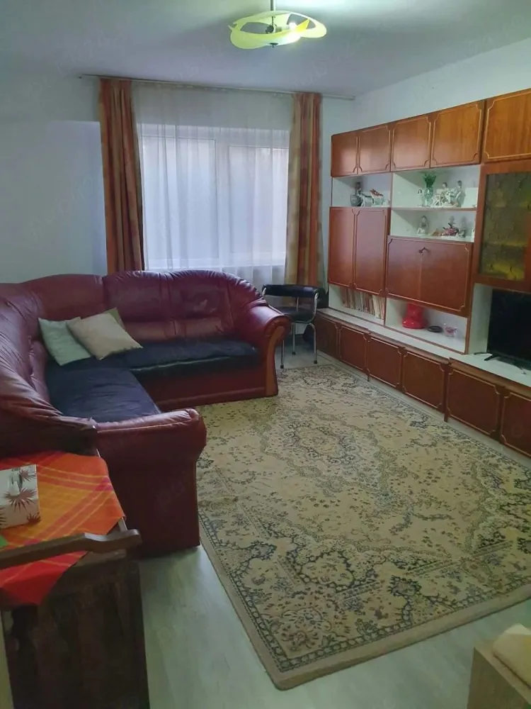 Apartament vanzare 2 camere 78 mp, Micro 15 - De vanzare apartament cu 2 camere cu o suprafata de 77,8mp , situat in cartierul Micro 15.
Apartamentul este bine compartimentat și dispune de 2 balcoane , iar camerele sunt spatioase.
Zona linistita cu acces la magazine, scoli,farmacii, mijloace de transport, piata.