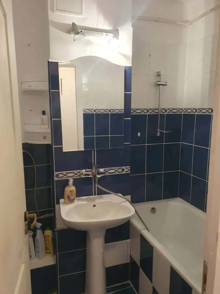 Apartament vanzare 2 camere 78 mp, Micro 15 - De vanzare apartament cu 2 camere cu o suprafata de 77,8mp , situat in cartierul Micro 15.
Apartamentul este bine compartimentat și dispune de 2 balcoane , iar camerele sunt spatioase.
Zona linistita cu acces la magazine, scoli,farmacii, mijloace de transport, piata.