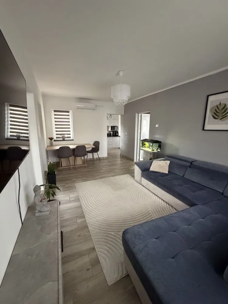 BRASADAS vinde ap 3 cam in Micro 15 la etajul 4/4. - Agentia imobiliara BRASADAS vinde apartament mobilat in Micro 15, situat la etajul 4/4, cu acoperis, avand o suprafata de 66mp, dispune de boxa(beci) si este compartimentat astfel:
2 dormitoare, living, bucatarie, baie si balcon. 

Apartamentul a fost renovat complet in anul 2022: 
Instalatia electrica, instalatia termica ppr cu calorifere si centrala termica Ferroli, termopane cu profil 6 camere four season cu plasa de insecte la toate geamurile, usi de termopan, sistem de aer conditionat. Bucataria este complet utilata astfel: plita electrica cu inductie Electrolux, cuptor electric Whirlpool 6 sense si hota Whirlpool

Www.brasadas.com