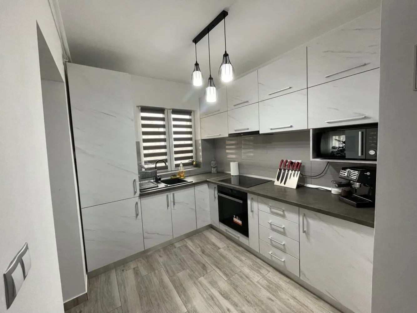 BRASADAS vinde ap 3 cam in Micro 15 la etajul 4/4. - Agentia imobiliara BRASADAS vinde apartament mobilat in Micro 15, situat la etajul 4/4, cu acoperis, avand o suprafata de 66mp, dispune de boxa(beci) si este compartimentat astfel:
2 dormitoare, living, bucatarie, baie si balcon. 

Apartamentul a fost renovat complet in anul 2022: 
Instalatia electrica, instalatia termica ppr cu calorifere si centrala termica Ferroli, termopane cu profil 6 camere four season cu plasa de insecte la toate geamurile, usi de termopan, sistem de aer conditionat. Bucataria este complet utilata astfel: plita electrica cu inductie Electrolux, cuptor electric Whirlpool 6 sense si hota Whirlpool

Www.brasadas.com