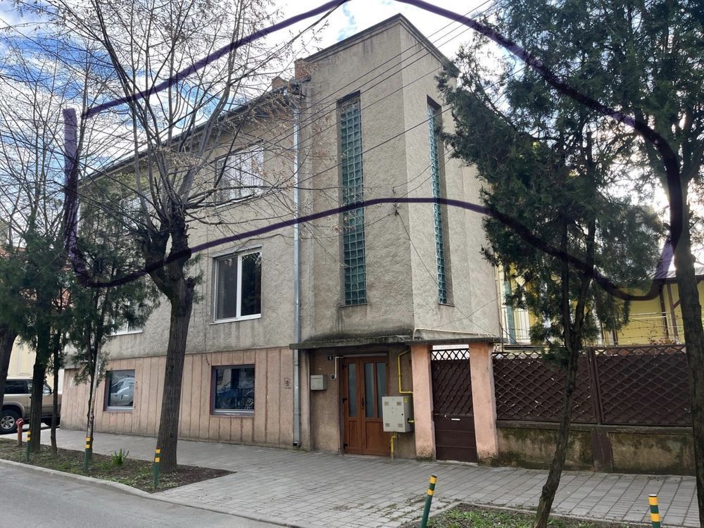 BRASADAS vinde ap 5 cam etaj 1 in casa cu etaj centru vechi.