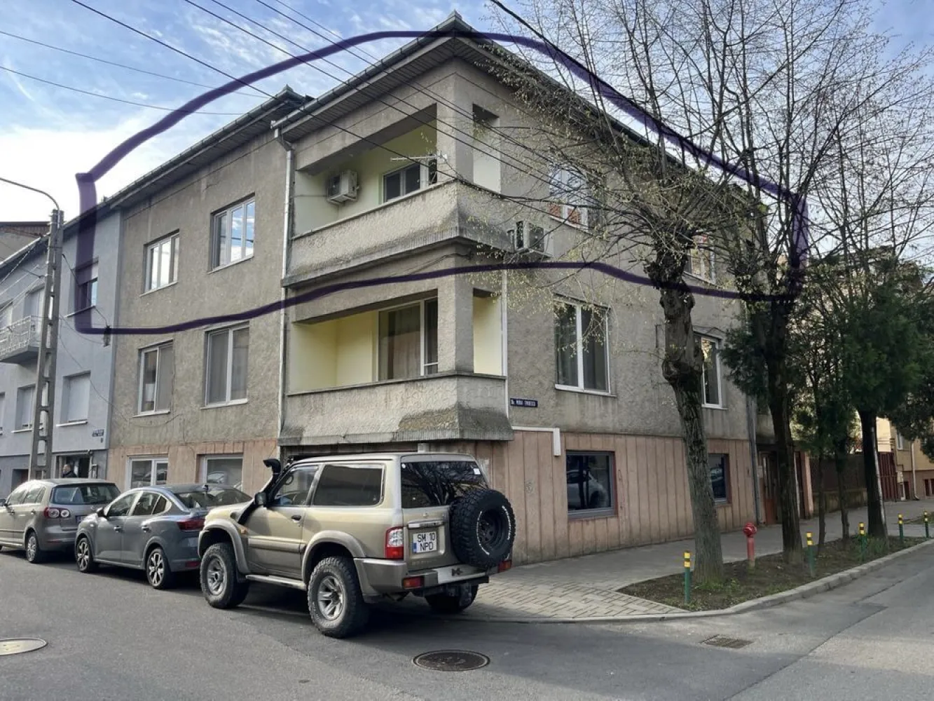 BRASADAS vinde ap 5 cam etaj 1 in casa cu etaj centru vechi. - Agentia imobiliara BRASADAS apartament cu 5 camere decomandate, este amplasat la etajul 1, al unei case cu un etaj, construită în anul 1970. Are bucătărie , cămară de alimente și o baie. 
Terasa și balconul oferă spații suplimentare pentru relaxare.
Locația este foarte bună, fiind aproape de Parcul Central și centrul nou. 
Accesul la transportul public este facil, cu stații de autobuz în apropiere.
Www.brasadas.com.
