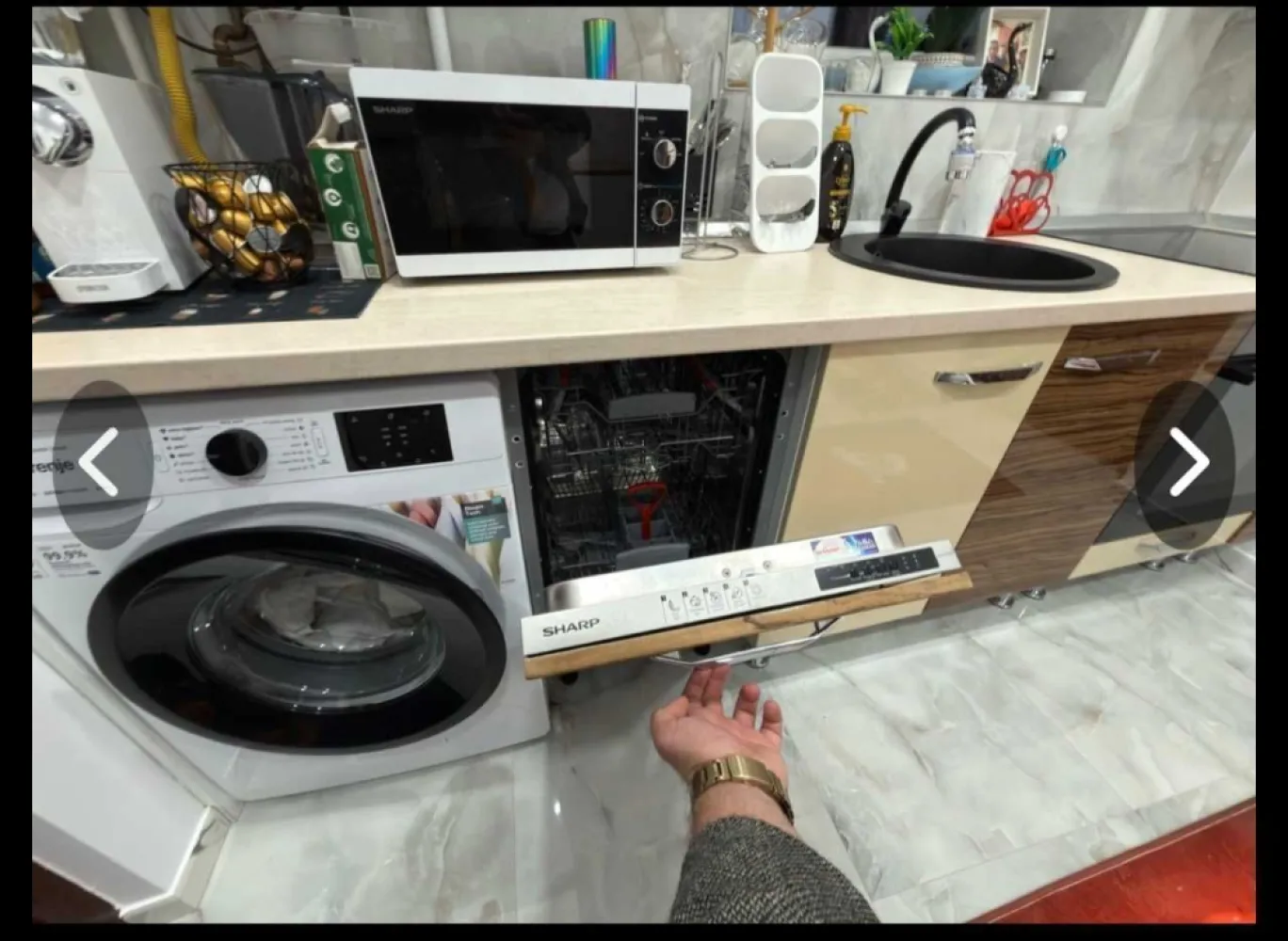 BRASADAS vinde ap 2 cam 40 mp. in zona CENTRALA la etajul 1. - Agentia Imobiliara BRASADAS vinde apartament semidecomandat cu 2 camere,fermecător și complet renovat, situat la etajul 1 in zona CENTRALA, cu o suprafață de 40 mp.

Apartamentul a fost achiziționat acum patru ani și ulterior complet renovat la un standard înalt, de sus până jos, rezultând o proprietate foarte bine întreținută și modernă.

La intrare, vă veți găsi în holul cu o bucătărie integrată, proiectată funcțional și care oferă un spațiu amplu. De aici, puteți accesa livingul spațios și luminos, perfect pentru relaxare și confort.

Dormitorul alăturat oferă liniște și intimitate - ideal pentru nopți odihnitoare. Baia cu duș și toaletă este, de asemenea, accesibilă din bucătărie.

O cameră de depozitare suplimentară oferă spațiu practic de depozitare și completează oferta.

Locația centrală oferă o infrastructură excelentă, cu facilități comerciale, restaurante și toate facilitățile esențiale în imediata vecinătate.

De asemenea, este disponibilă parcare gratuită.

Acest apartament este ideal pentru o oportunitate atractivă de investiție. 

Www.brasadas.com.