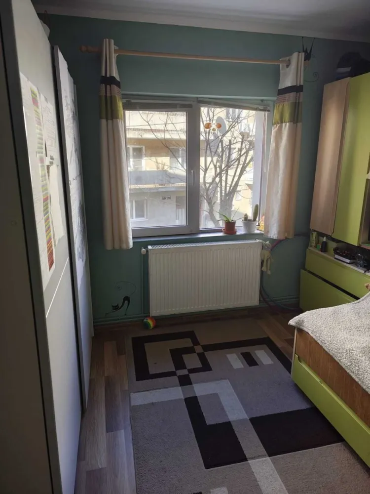 BRASADAS vinde ap 4 cam 82mp la etajul 1 in Micro 16. - Apartament decomandat, semiutilat, situat la etajul 1 din 4 (nu este de colt).
Compus din: 
hol intrare, living spatios, 2 balcoane deschise, 3 dormitoare, hol intermediar, 2 bai si bucătărie complet utilată, cu electrocasnice funcționale și spațiu de depozitare generos.
• Suprafata utila 82 mp
• Suprafata construita 117 mp
• Izolat exterior 
• Instalatii electrice si sanitare schimbate la momentul renovarii
• Loc de parcare rezervat in fata blocului
• Finisaje: gresie, faianta, parchet laminat, 
• Centrala proprie gaz, usi de intrerior schimbate, usa intrare metalica de siguranta
• Geamuri termopane
• Beci uscat pentru depozitare
• Zona buna, pozitionat intr-o zona cu acces facil catre toate ariile de interes
• Scara curata, acces interfon
www.brasadas.com.