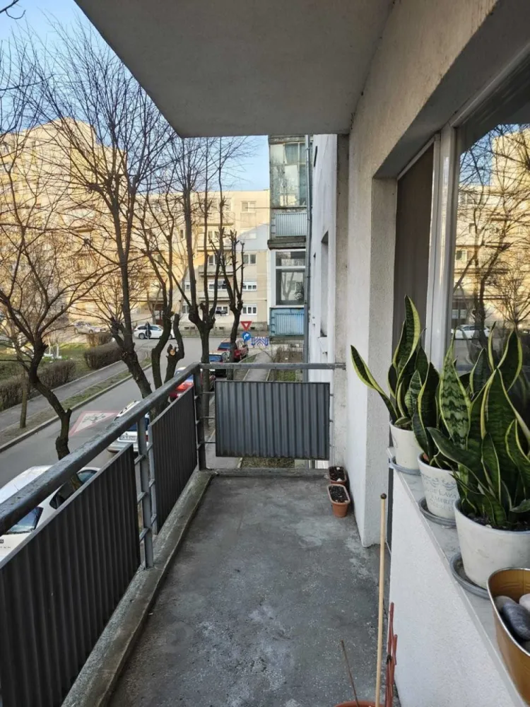 BRASADAS vinde ap 4 cam 82mp la etajul 1 in Micro 16. - Apartament decomandat, semiutilat, situat la etajul 1 din 4 (nu este de colt).
Compus din: 
hol intrare, living spatios, 2 balcoane deschise, 3 dormitoare, hol intermediar, 2 bai si bucătărie complet utilată, cu electrocasnice funcționale și spațiu de depozitare generos.
• Suprafata utila 82 mp
• Suprafata construita 117 mp
• Izolat exterior 
• Instalatii electrice si sanitare schimbate la momentul renovarii
• Loc de parcare rezervat in fata blocului
• Finisaje: gresie, faianta, parchet laminat, 
• Centrala proprie gaz, usi de intrerior schimbate, usa intrare metalica de siguranta
• Geamuri termopane
• Beci uscat pentru depozitare
• Zona buna, pozitionat intr-o zona cu acces facil catre toate ariile de interes
• Scara curata, acces interfon
www.brasadas.com.