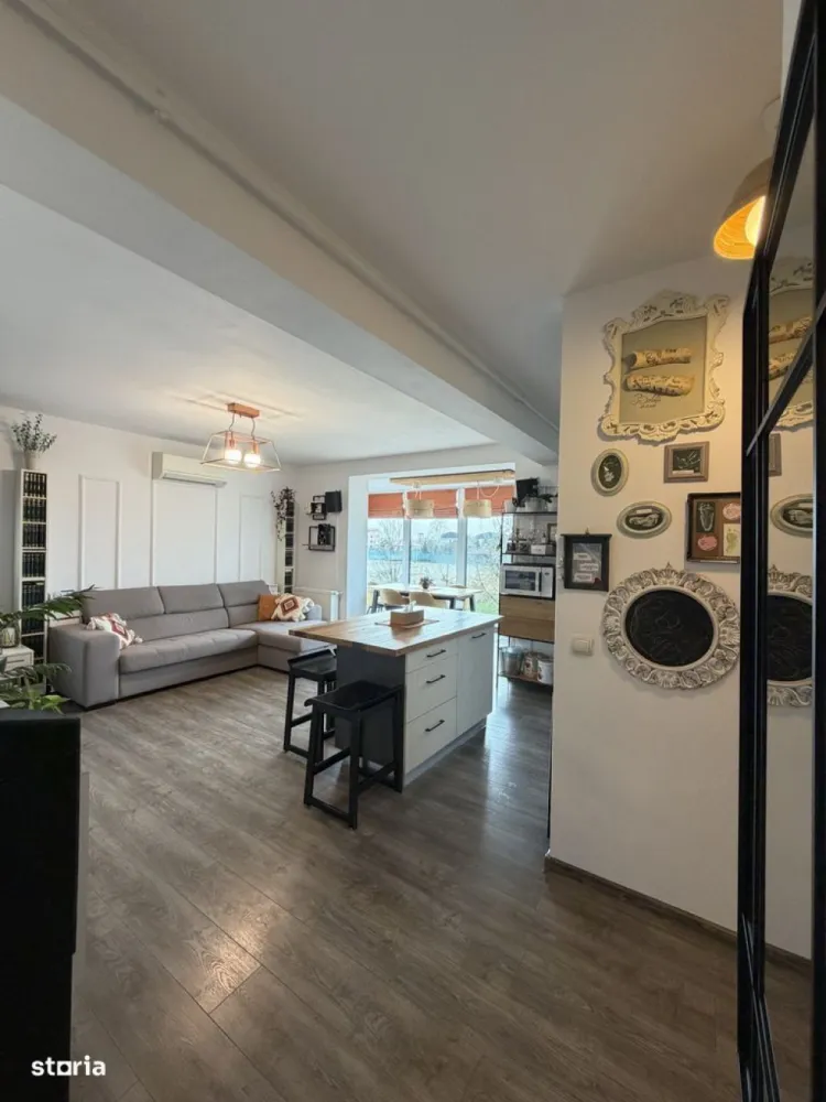 BRASADAS vinde ap 3 Cam + Loc Parcare in Micro 16. - Agentia Imobiliara BRASADAS vinde apartament cu 3 camere (2 dormitoare și living cu bucătărie open space), situat într-un ansamblu rezidențial exclusivist zona Micro 16, Str. Gellert Sandor.
Proprietatea se remarcă prin luminozitate, investiții tehnice de top și o compartimentare extrem de practică.LOCAȚIE ȘI FACILITĂȚI EXTERIOAREAccesibilitate maximă: 
Stația de autobuz și magazinele sunt la doar 2 minute de mers pe jos.
Confort și Siguranță: Bloc dotat cu lift, casă a scării îngrijită.
Curte Privată: Ansamblu cu curte spațioasă, pavată și asfaltată, ce include o zonă de relaxare cu grătar.Loc de Parcare: Inclus în preț, trecut în contract + cotă parte din spațiile comune.COMPARTIMENTARE (70 mp)Living & Bucătărie Open Space: Mobilier de bucătărie realizat la comandă. Orientare pe colț (Sud-Vest), beneficiind de lumină naturală din 3 direcții.Zona de Dining (10 mp): Terasă închisă cu tripan de calitate superioară (deschidere în 3 direcții), izolată termic (sus/jos) și dotată cu 2 radiatoare suplimentare și draperii romane.Dormitoare: Două dormitoare separate prin holuri diferite, oferind intimitate maximă.
Baie & Spălătorie: Baie principală cu cadă. Baia mică a fost transformată într-o debara/spălătorie (laundry room) unde sunt montate mașina de spălat și uscătorul.
DOTĂRI ȘI EFICIENȚĂ ENERGETICĂ.
Echipamente: Aer condiționat Mitsubishi (fiabilitate recunoscută) și centrală termică pe gaz (încă în garanție).Tâmplărie Upgrade: Geamuri termopan cu feronerie și garnituri noi, 3 foi de sticlă pentru izolare fonică și termică de excepție.Protecție: Jaluzele exterioare din aluminiu cu plase de insecte tip rulou integrate.Este o locuință "la cheie", unde s-a pus accent pe calitatea materialelor și pe confortul locatarului. Investițiile în izolarea terasei și upgrade-ul ferestrelor asigură costuri de întreținere minime, iar regimul mic de înălțime al blocului garantează o comunitate liniștită.
Www.brasadas.com.
