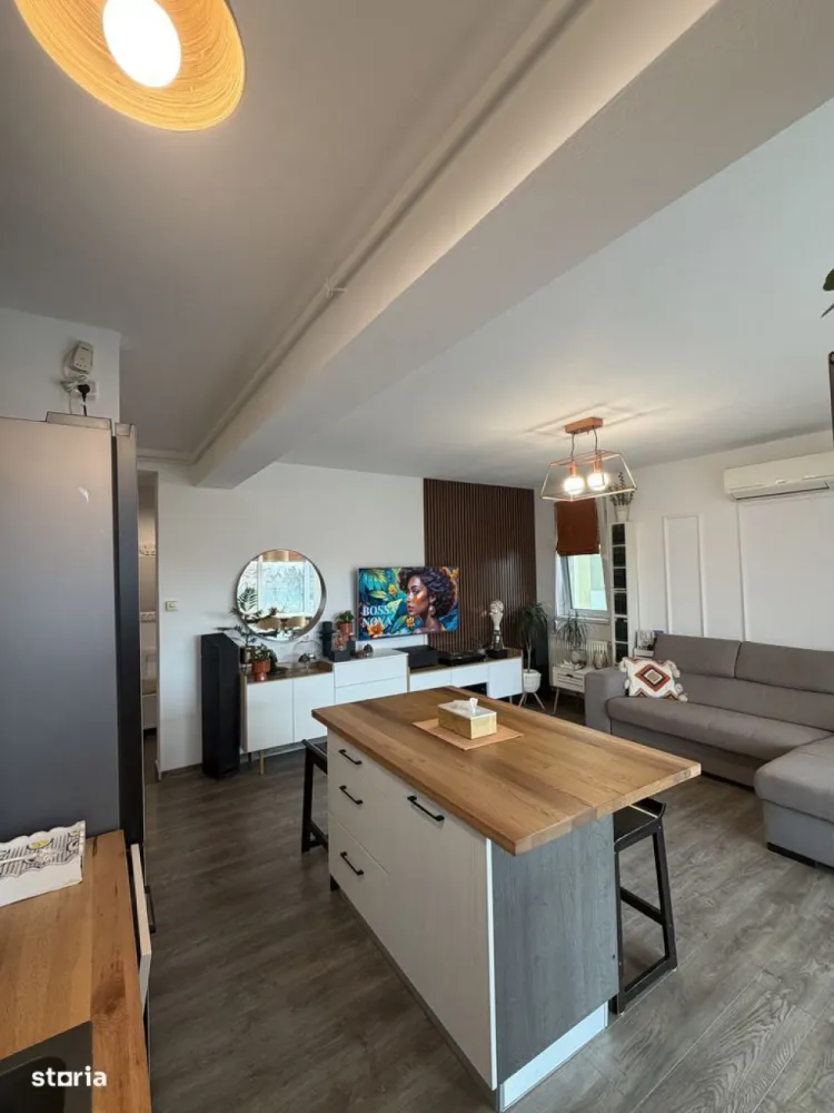 BRASADAS vinde ap 3 Cam + Loc Parcare in Micro 16. - Agentia Imobiliara BRASADAS vinde apartament cu 3 camere (2 dormitoare și living cu bucătărie open space), situat într-un ansamblu rezidențial exclusivist zona Micro 16, Str. Gellert Sandor.
Proprietatea se remarcă prin luminozitate, investiții tehnice de top și o compartimentare extrem de practică.LOCAȚIE ȘI FACILITĂȚI EXTERIOAREAccesibilitate maximă: 
Stația de autobuz și magazinele sunt la doar 2 minute de mers pe jos.
Confort și Siguranță: Bloc dotat cu lift, casă a scării îngrijită.
Curte Privată: Ansamblu cu curte spațioasă, pavată și asfaltată, ce include o zonă de relaxare cu grătar.Loc de Parcare: Inclus în preț, trecut în contract + cotă parte din spațiile comune.COMPARTIMENTARE (70 mp)Living & Bucătărie Open Space: Mobilier de bucătărie realizat la comandă. Orientare pe colț (Sud-Vest), beneficiind de lumină naturală din 3 direcții.Zona de Dining (10 mp): Terasă închisă cu tripan de calitate superioară (deschidere în 3 direcții), izolată termic (sus/jos) și dotată cu 2 radiatoare suplimentare și draperii romane.Dormitoare: Două dormitoare separate prin holuri diferite, oferind intimitate maximă.
Baie & Spălătorie: Baie principală cu cadă. Baia mică a fost transformată într-o debara/spălătorie (laundry room) unde sunt montate mașina de spălat și uscătorul.
DOTĂRI ȘI EFICIENȚĂ ENERGETICĂ.
Echipamente: Aer condiționat Mitsubishi (fiabilitate recunoscută) și centrală termică pe gaz (încă în garanție).Tâmplărie Upgrade: Geamuri termopan cu feronerie și garnituri noi, 3 foi de sticlă pentru izolare fonică și termică de excepție.Protecție: Jaluzele exterioare din aluminiu cu plase de insecte tip rulou integrate.Este o locuință "la cheie", unde s-a pus accent pe calitatea materialelor și pe confortul locatarului. Investițiile în izolarea terasei și upgrade-ul ferestrelor asigură costuri de întreținere minime, iar regimul mic de înălțime al blocului garantează o comunitate liniștită.
Www.brasadas.com.